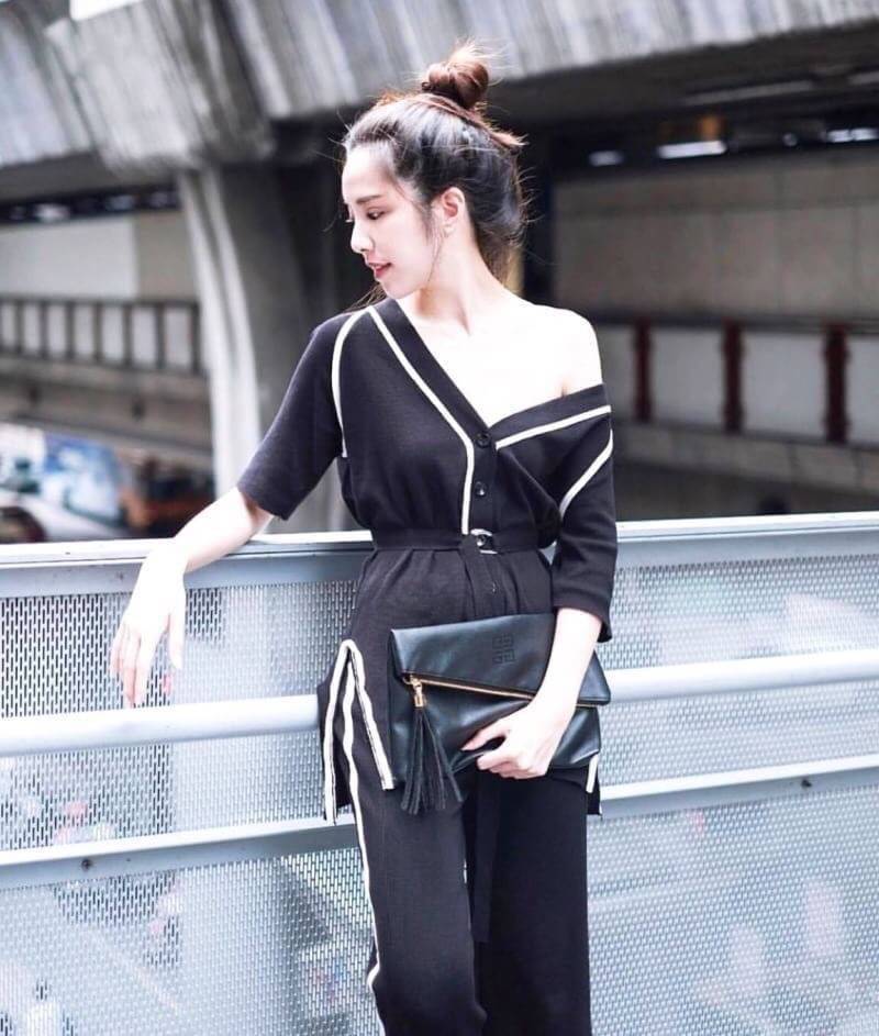 Givenchy Parfums Black Leather Clutch Gift With Purchasd From Givenchy Counter (GWP) กระเป๋าสะพายหนังนิ่มเรียบสีดำเเบบสวยดูดี เปิดปิดด้วยซิปอะไหล่ทอง หัวซิปประดับพู่ ด้านหน้ามีโลโก้ ภายในมีช่องเล็ก รุ่นนี้ใส่ ipad กระเป๋าสตางค์ มือถือ ของจุกจิกได้เยอะ ซับ