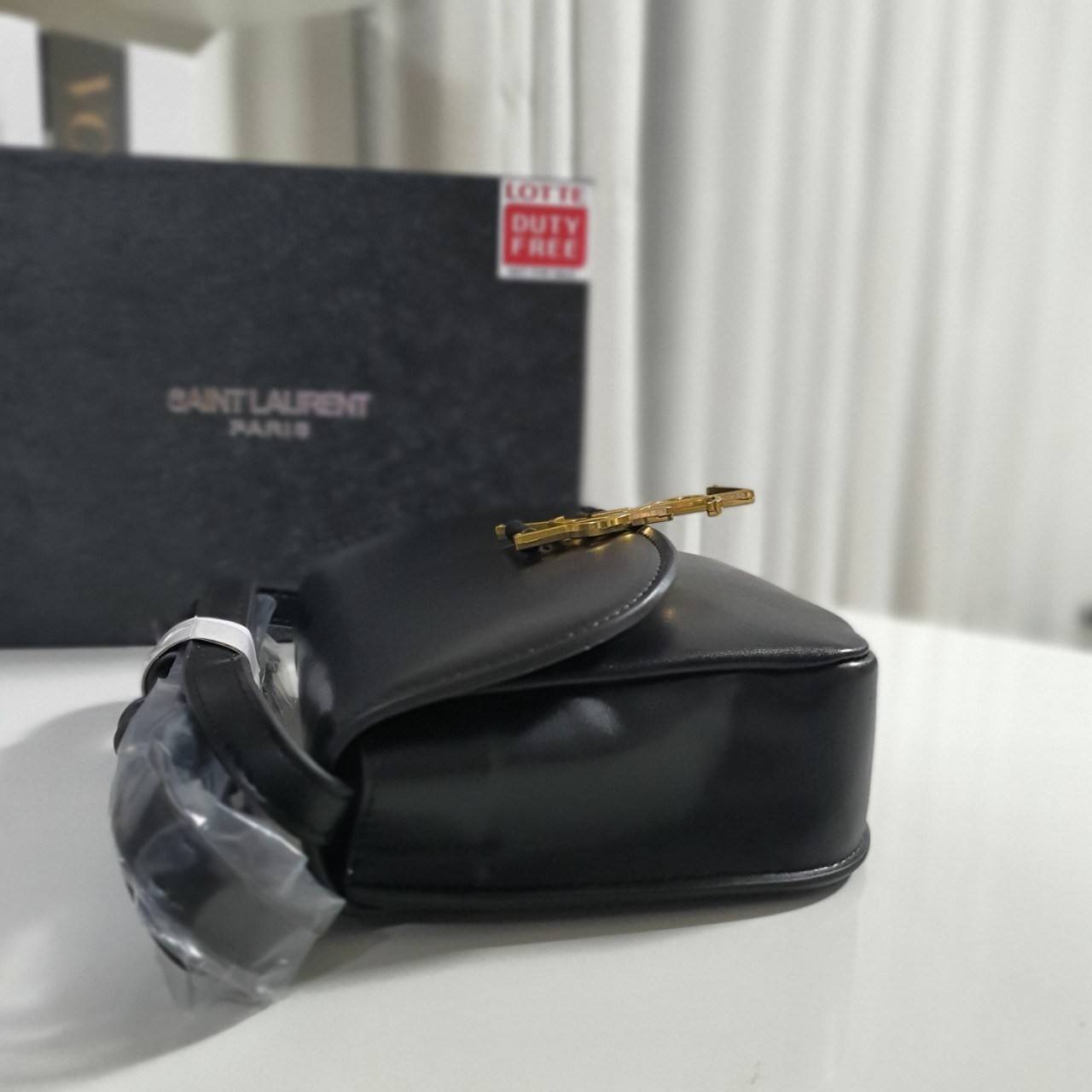 VIP 】YVES SAINT LAURENT YSL BAG VIP GIFT WITH PURCHASE (GWP) พรีเมี่ยมกิ้ฟ Limited Edition จาก YSL DUTY FREE COUNTER วัสดุหนังPu ทรงสี่เหลี่ยมหนังสวยหรูอยู่ทรงเปิดปิดด้วยฝาปิดโลโก้แบรนด์อะไหล่ทองวินเทจ ภายในโล่งมีช่องหลัก และช่องใส่บัตรสามารถใส่มือถือของใ