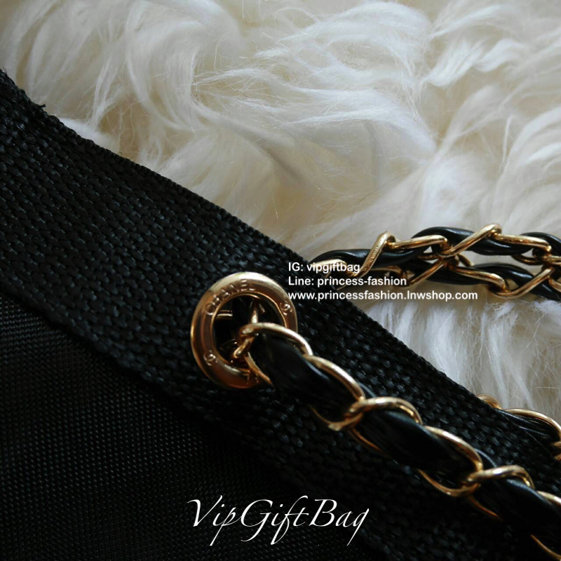 Chanel Shopping Ribbin bag With Chain With + Cosmetic Pouch กระเป๋าสะพายใบใหญ่ทรง Shopping พร้อมกระเป๋าใส่เครื่องสำอางค์ ใบเล็ก จากงานพรีเมี่ยมกิ้ฟของแท้นำเข้าจาก Chanel Perfume Counter ใบใหญ่วัสดุ Nylon โปร่ง **อะไหล่ทอง เปิดปิดด้วยแถบแม่เหล็กซ่อนด้านใน 