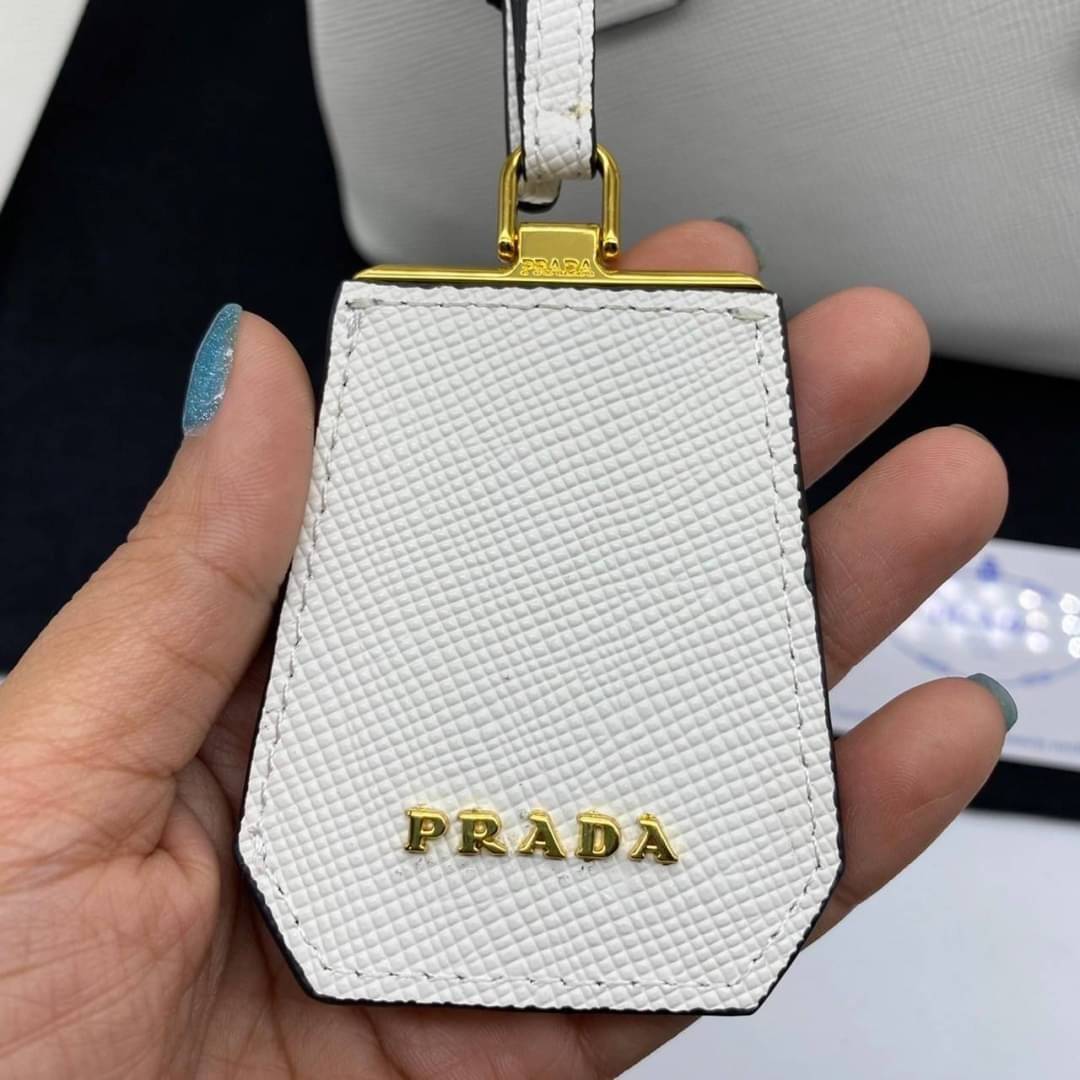 25cm Prada Small Saffiano Leather Double Bag / Prada Double Bag กระเป๋าสะพายพราด้า อีกหนึ่งรุ่นฮิต ให้พื้นที่จุของกว้างขวาง เป็น Tote Bag ใช้งานง่าย ได้ทุกที่ ทุกโอกาส ด้วยขนาดของกระเป๋าที่สามารถจุของได้หลากหลาย เป็นอีกรุ่นที่เหมาะสมสำหรับการเป็น Everyday