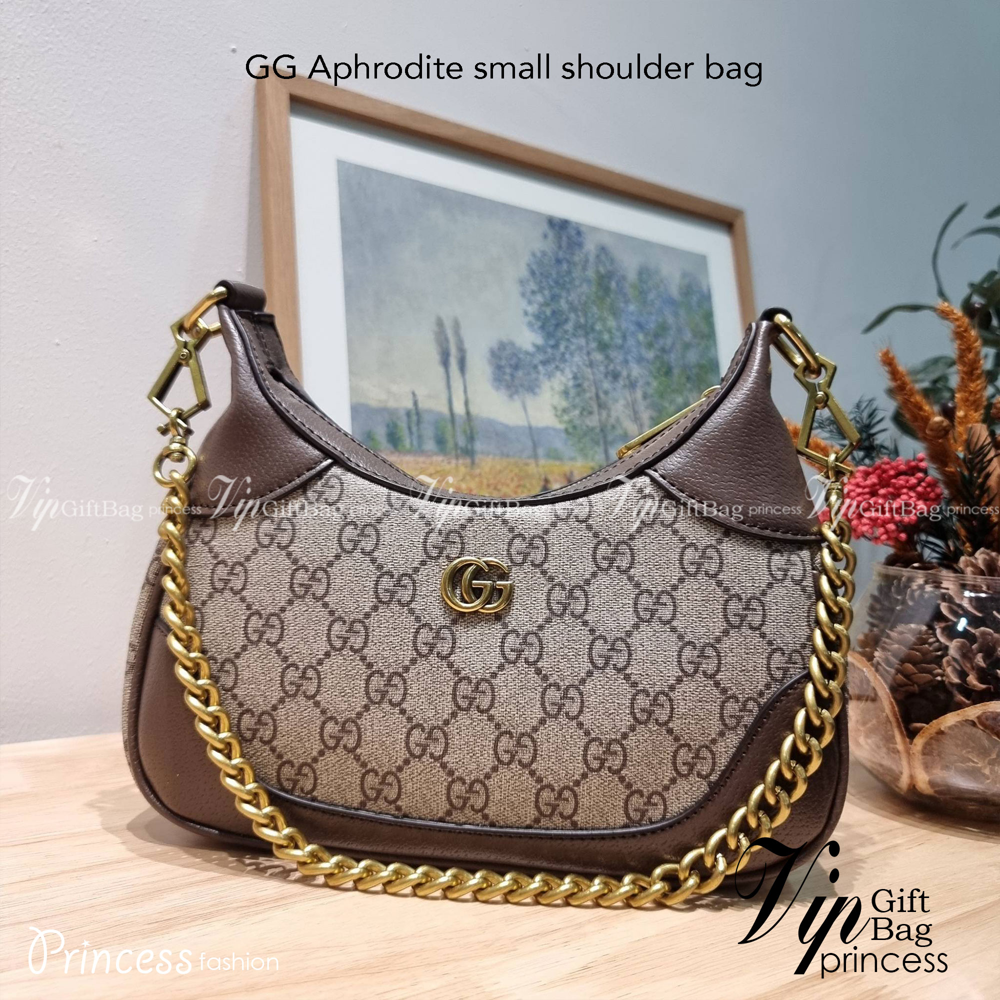 GUCCI Aphrodite small shoulder bag / GC crossbody pouch bag กระเป๋าสะพายทรงคลาสสิค ดีไซน์ย้อนยุคผสานความโมเดิร์นด้วยรูปทรงพอช ที่ใช้งานได้ทุกสไตล์ วัสดุหนังแคนวาส ทนทาน ภายในกระเป๋าเป็นช่องโล่ง สายสะพายมีลูกเล่นหลากหลาย มีให้ทั้งแบบโซ่คล้องไหล่ สายหนังที่