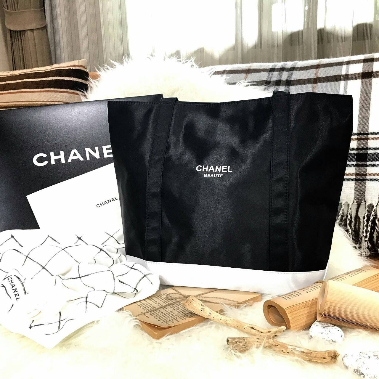 มาใหม่ค้า! Chanel Beaute Black Satin Shopping Bag กระเป๋าสะพาย ShoppingBag VIP GIFT WITH PURCHASE Limited Edition ของแท้นำเข้าจากเคาน์เตอร์ Chanel Beaute ใบใหญ่สีดำสุดคลาสสิค ซับใน Polyester 100% เปิดปิดด้วยกระดุมแม่เหล็ก น้ำหนักเบา จุสุดๆ ใส่เอกสารA4หนัง