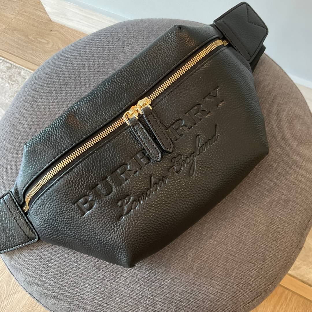 Burberry Medium Motif Leather Bum Bag / BURBERRY BELT LEATHER VIP วัสดุหนังแท้เต็มใบ คาดเอว คาดอกแบบ UNISEX ใช้ได้ทุกเพศ ปั้มลายแบรนด์สุดเท่ด้านหน้า ภายในเปิดปิดด้วยซิปยาว ใส่มือถือได้ทุกรุ่น