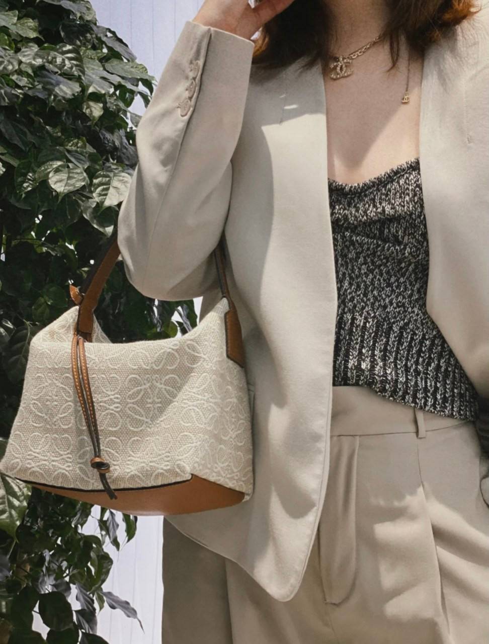 LOEWE CANVAS BAG VIP GIFT WITH PURCHASE (GWP) พรีเมี่ยมกิ๊ฟ Limited จาก LOEWE HAUTE PARFUME DUTYFREE COUNTER วัสดุ CANVAS ตัดหนังแท้ ดีไซน์ทรงยอดฮิตประจำปีเลย! ปักโลโก้แบรนด์บนผ้าทั้งใบเป็นเอกลักษณ์ เปิดปิดด้วยซิปยาวภายในโล่งกว้าง ใส่กระเป๋าสตางค์ยาว มือถ