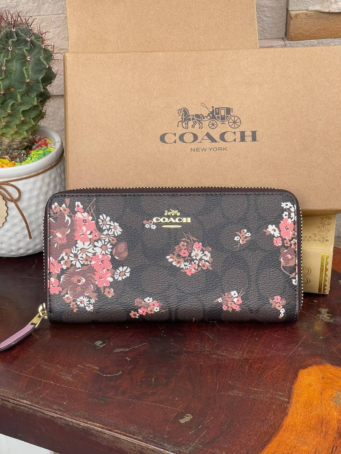 COACH ACCORDION ZIP WALLET IN SIGNATURE CANVAS กระเป๋าสตางค์ใบยาวนี้ที่เหมาะกับการใช้งานทุกรูปแบบ นอกจากเพิ่มความมั่นใจแล้ว ยังทำให้ชีวิตของเราง่ายขึ้นอีกด้วย โดยการเปิดปิดแบบซิปรอบ สามารถใส่ธนบัตร เหรียญ บัตรต่างๆได้หลายใบเลยทีเดียว ขนาดของกระเป๋าสามารถถ