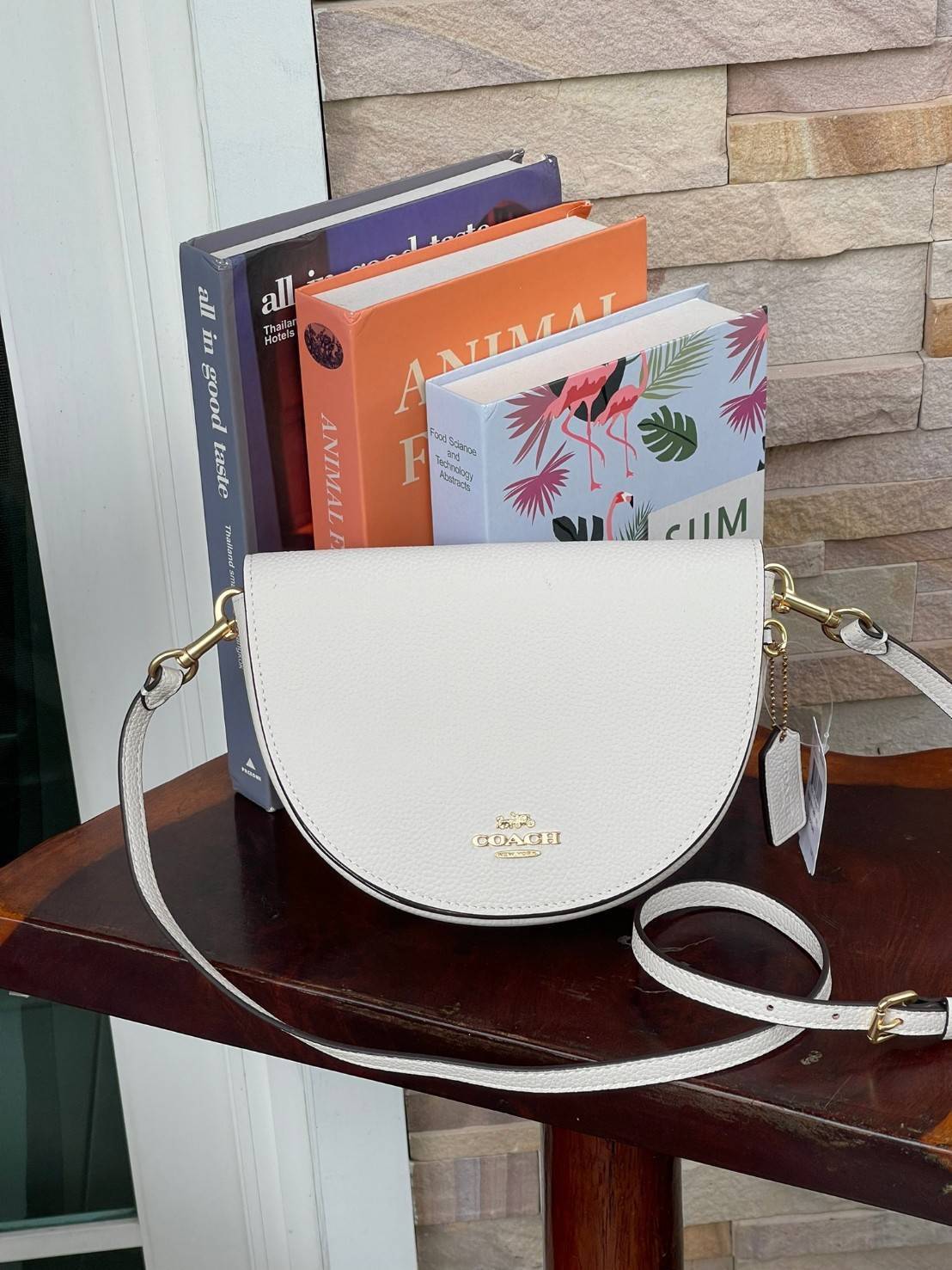 พร้อมส่งที่ไทยครบทั้ง6สีค่ะ 😘 Coach Ellen Crossbody In Signature ((C1432)) กระเป๋าทรงฮาฟมูนรูปทรงคลาสสิก ออกแบบให้มีลักษณะโค้งมน ไม่ดูเป็นทรงแข็งจนเกินไป ดีไซน์และสีของกระเป๋ายังเรียบง่าย เข้าได้กับทุกชุด สะพายครอสบอดี้ร์//สะพายข้าง หรือถือแบบคลัท