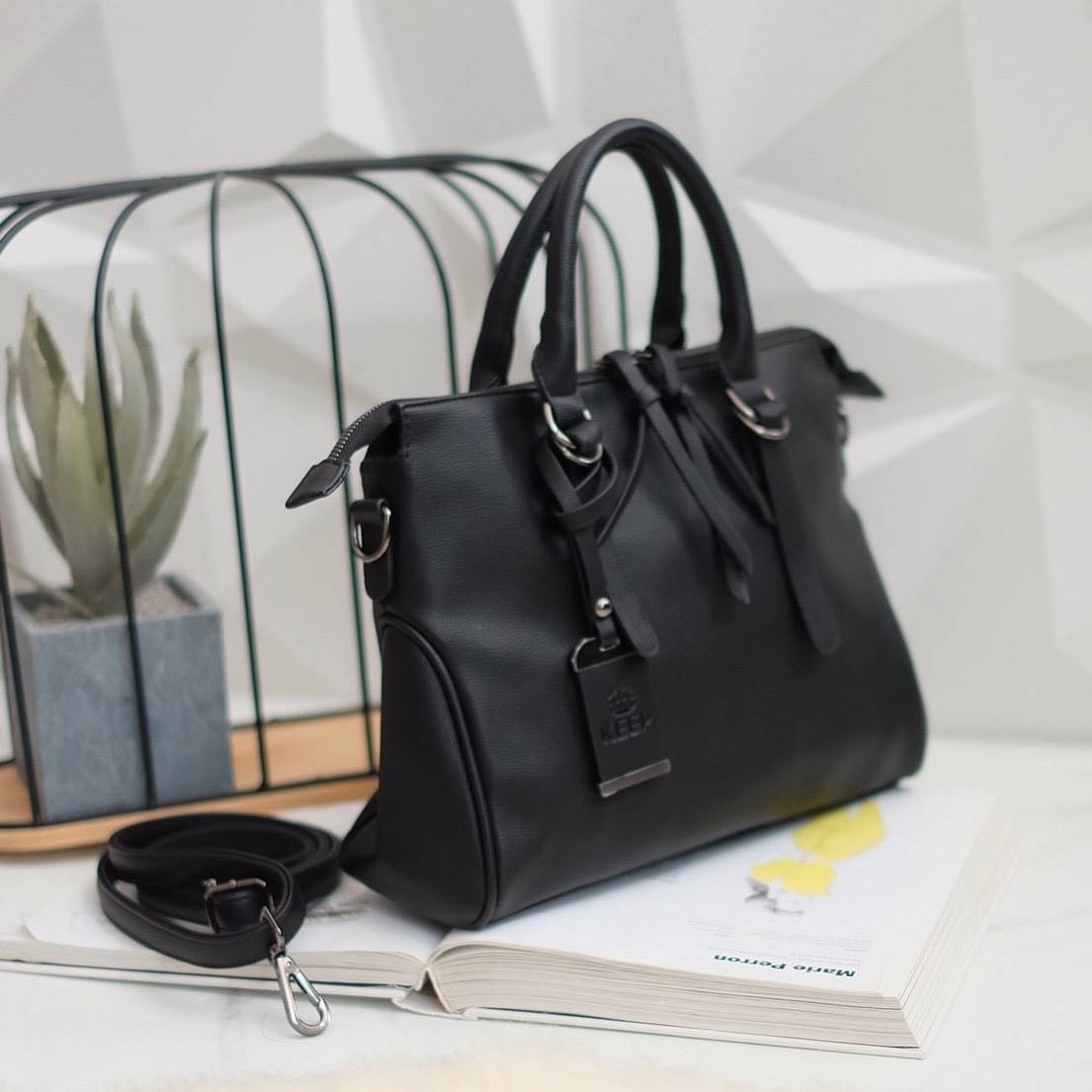 ทรงสวยขายดีมาก 👑จากแบรนด์ KEEP ทรง รุ่น Parish hand bag with cute taddy จุดเด่นที่ >หนังเนื้อดี นิ่มมาก >น้ำหนักเบา >ถือสะพายเข้าง่ายกับทุกชุด