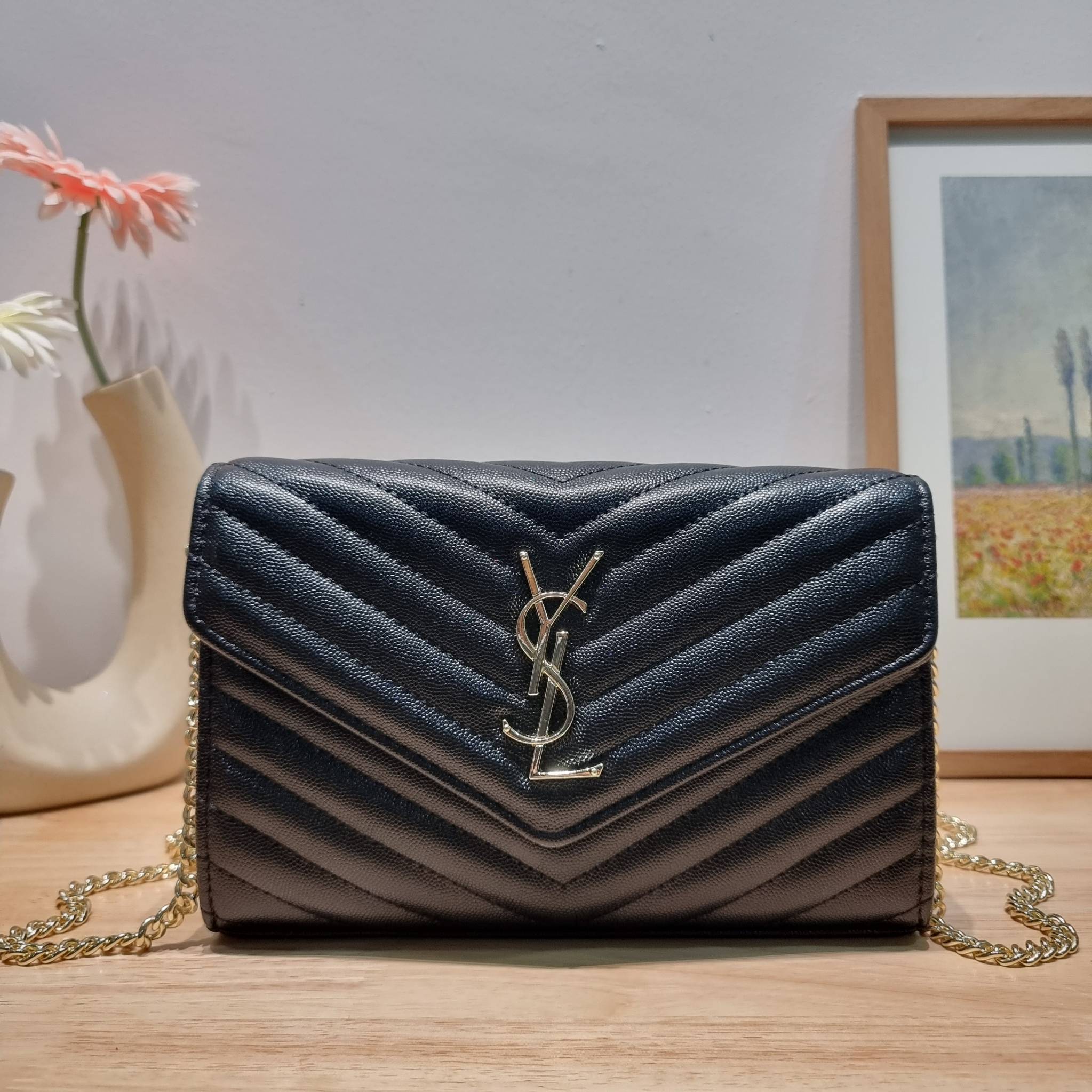 YSL WOC 9 ไม่เคยผิดหวังจริงๆ!! กับรุ่นที่สาวๆรู้กัน Yves Saint laurent clutch bag with chain กระเป๋าสะพายทรง woc สุดฮอต ดีไซน์เรียบหรู โดดเด่นด้วยโลโก้ด้านหน้า เพิ่มดีเทลความผู้ดี