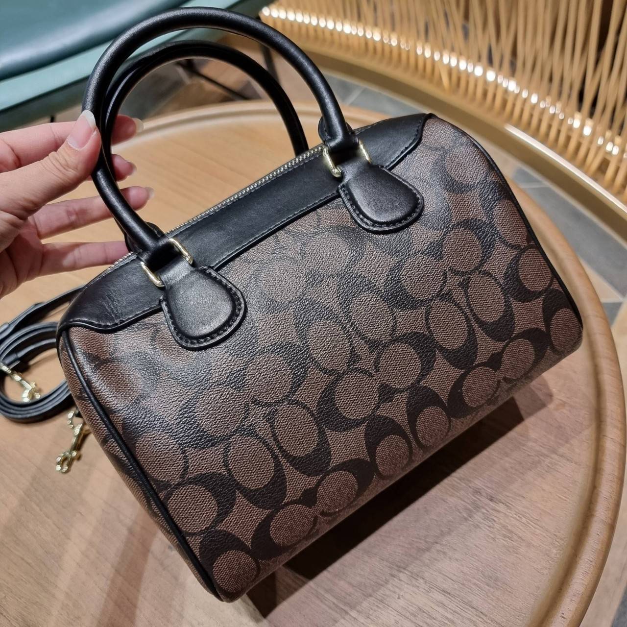 COACH F32203 MINI BENNETT SATCHEL IN SIGNATURE CANVAS กลับมาอีกครั้ง!! กับกระเป๋าทรงหมอนยอดฮิต 🥳 มีกี่สีก็ขายหมด วัสดุหนังแคนวาสเคลือบลาย ทรงสวยใช้งานได้ทุกโอกาส ภายในโล่งกว้างใส่ของได้เยอะ มีหูจับในตัว และสายสะพาย crossbody ปรับได้ตามตัว ใบนี้ไม่