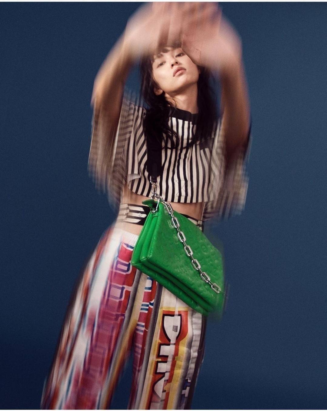 LV HANDLE POUCH MONOGRAM / LV Coussin กระเป๋าสะพายกึ่งคลัชท์ สุดล้ำ มาแรงมาก ด้วยความสวยปังตั้งแต่แรกเห็น วัสดุหนังแกะปั๊มลายสวยคม มาพร้อมสาย 2 เส้น เลิศๆ มีสายโซ่ที่มีดีเทลละเอียดไม่ซ้ำ และสายสปอร์ตครอสบอดี้ ที่จะคล้องไว้ทั้งสองเส้นก็ดีงาม หรือสลับใช้ตาม