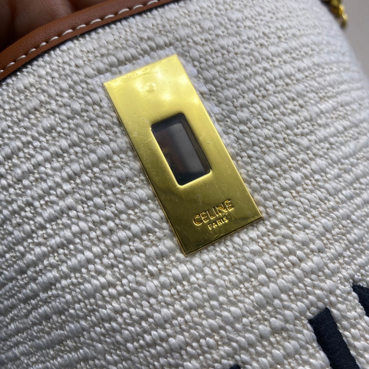 CELINE BUCKET 16 BAG วัสดุ Textile Canvas & CalfSkin ดีไซน์ทรง Bucket ขนาดเล็กน่ารักกำลังดี เนื้อหนาแข็งแรง ภายในกว้าง มาพร้อมหูหิ้วหนังและสายสะพายหนังยาวอะไหล่แบรนด์สีทองสุดหรู