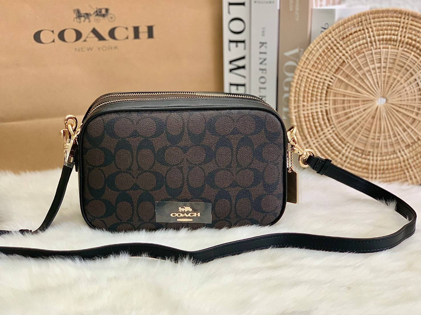 ใครรออยู่จัดเลยค่ะ มากี่รอบไม่พอจริงๆค่ะ😁 COACH JES CROSSBODY IN SIGNATURE BAG กระเป๋าสะพายข้าง//ครอสบอดี้ร์ วัสดุหนังแท้ หนังนิ่มทรงสวย 🔺อะไหล่ป้ายห้อยโลหะแบรนด์นะคะ กระเป๋าแบ่ง2ซิป แต่ละช่องกว้าง สามารถใส่กระเป๋าเงินใบยาวได้; ของจำเป็นได