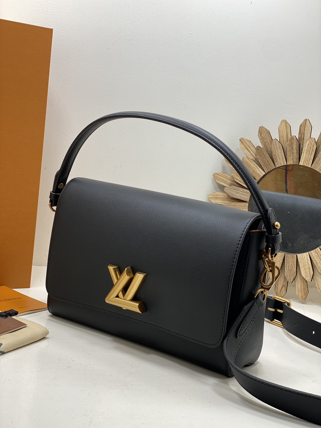 TOP ORI หนังแท้ | เกรดดีสุด LV Soft Twist Handbag กระเป๋าถือสุดไอคอนิก ถือเป็นกระเป๋าคู่ใจที่สมบูรณ์แบบสำหรับทุกวัน