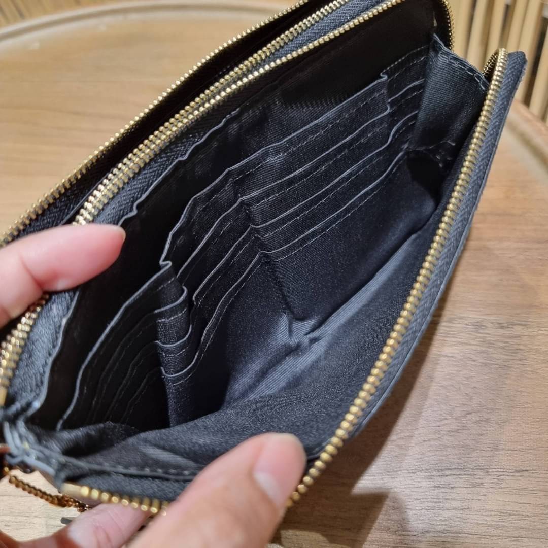 COACH F54057 DOUBLE ZIP WALLET IN SIGNATURE กระเป๋าคล้องมือ size L ใบนี้ใส่มือถือได้ทุกรุ่น ขนาดกำลังดี พกพาสะดวกมากๆ วัสดุหนังสังเคราะห์ ภายในเป็นผ้าสีสวยคม ใส่ธนบัตร ใส่บัตรได้เยอะ ใส่มือถือได้สบายๆทุกรุ่น ตอบโจทย์สาวๆที่ไม่ชอบพกเยอะวุ่นวายจ้า ใบนี้เอาอ