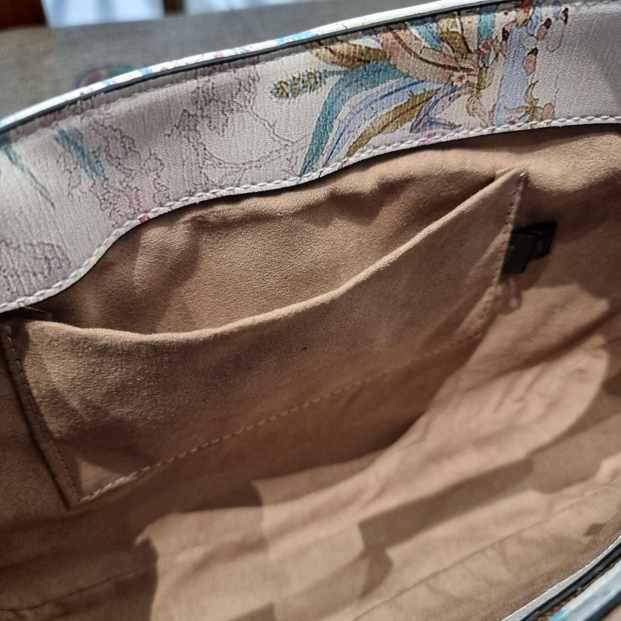 GUCCI SHOULDER BAG โปรเจคฉลองปีเสือ ปังฉุดไม่อยู่!! คอลเลคชั่นยอดฮิต GC multi bag ไซส์ใหญ่น่าสะพาย ดีไซน์ลวดลายชิคมากๆ!! โดดเด่นไม่ซ้ำใคร กับกระเป๋าสะพายวีไอพี พรีเมี้ยมกิ๊ฟที่จะทำให้หลงรักกันไปแบบสุดๆ มีดีเทลแฝงความหรูในตัว วัสดุหนังสังเคราะห์พรินท์ลายคม