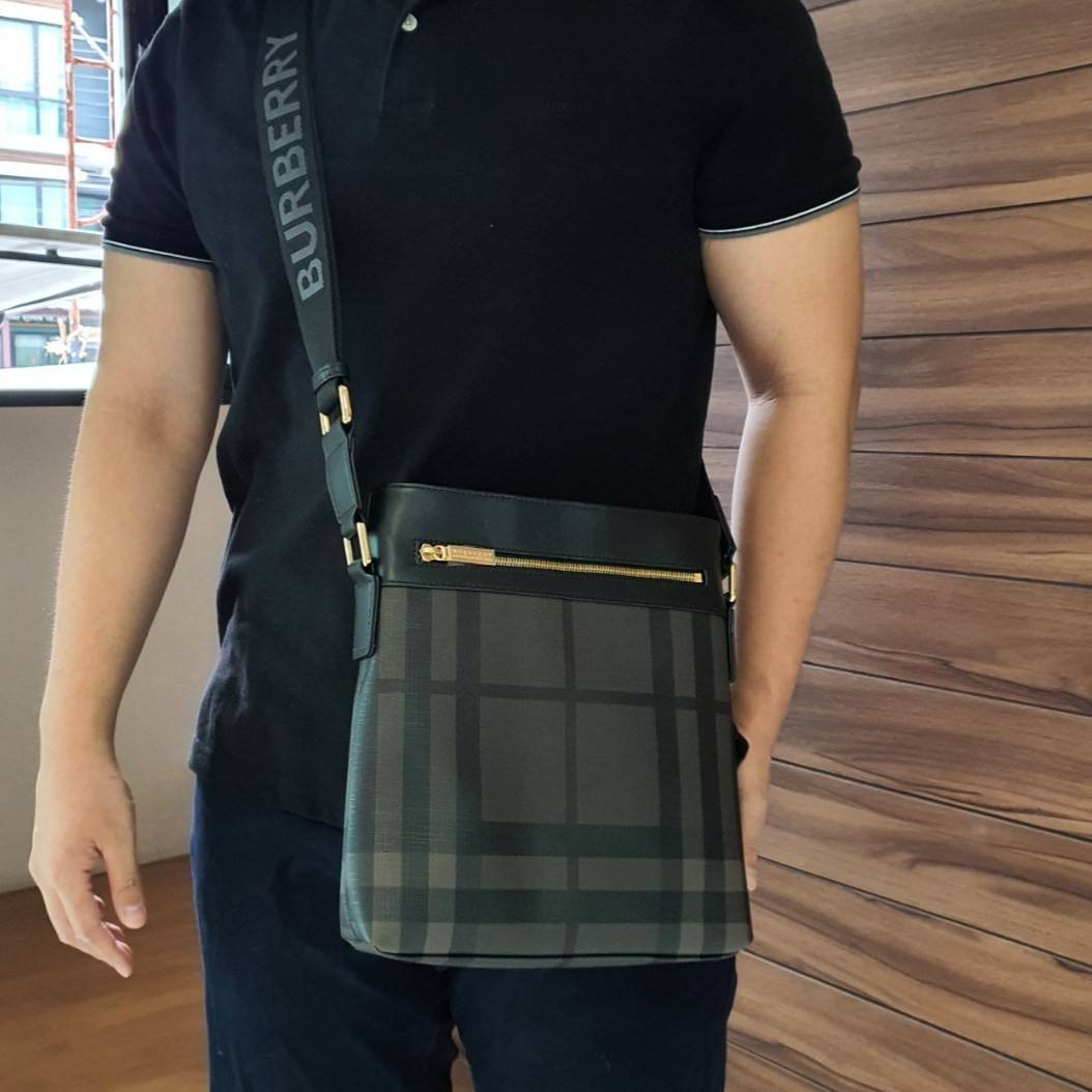 พร้อมเป็นของขวัญ มอบให้คุณผู้ชายแล้วค่ะ สำหรับ BURBERRY CROSSBODY VINTAGE BAG VIP GIFT WITH PURCHASE (GWP) พรีเมี่ยมกิ๊ฟ Limited Edition จากBURBERRY วัสดุหนังโทนสีสุภาพ คลาสสิก ตกแต่งด้วยซิปสะดวกใช้ด้านหน้า ช่องหลักเปิดปิดด้วยซิปยาวด้านบน พร้อมช่องซิปอีกห