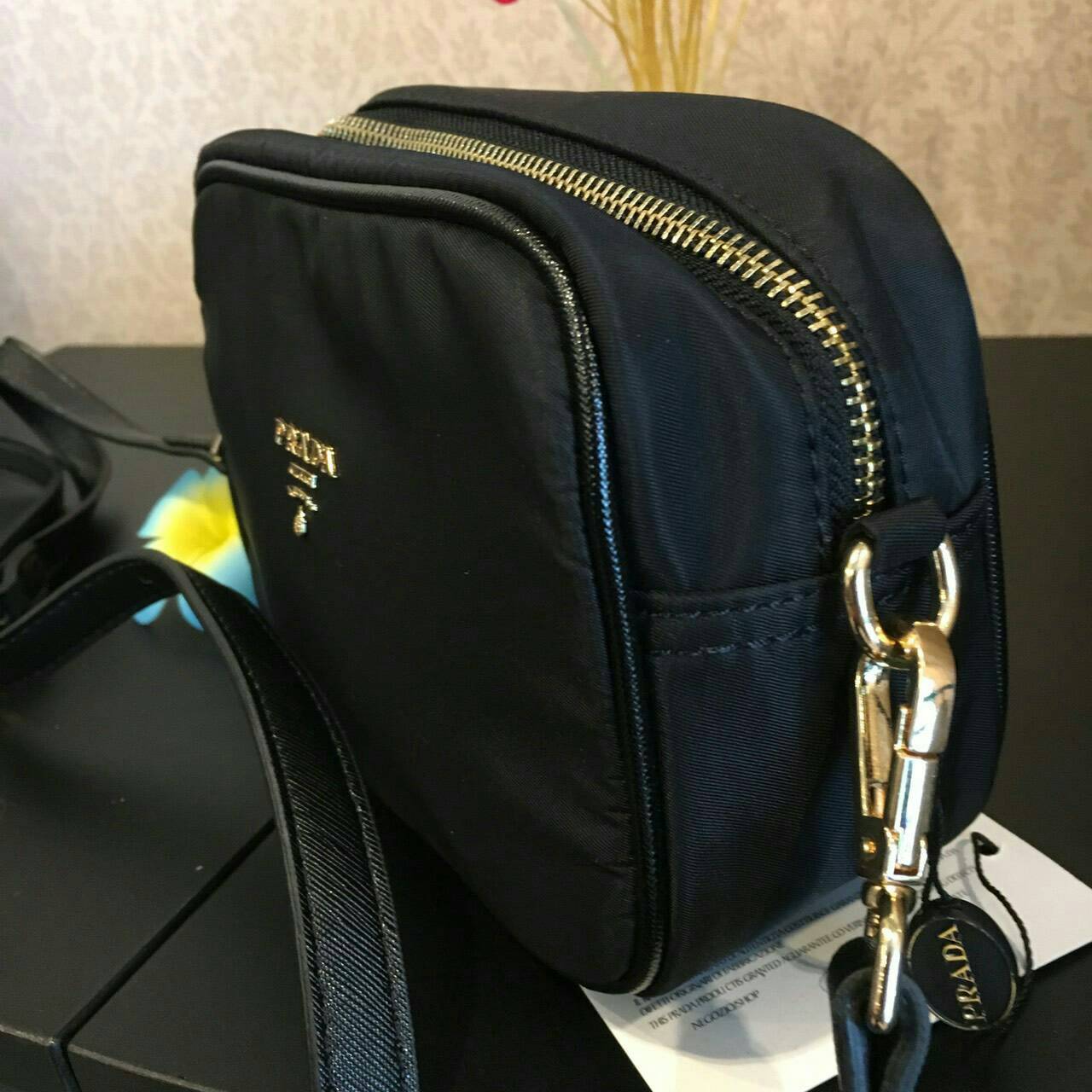 Best Seller อีกหนึ่งรุ่นในดวงใจแม่ค้าเลย♡ กระเป๋าอเนกประสงค์ จากแบรนด์ PRADA เป็นทรงสี่เหลี่ยม กระเป๋าเป็นผ้าไนล่อน ตามแบบฉบับของแบรนด์เลย ใบนี้มีสายยาว ปรับได้ free size เลยนะคะ เลิศมาก สามารถสะพายเป็น shoulder bag ได้เลย ขนาดกำลังดีค่ะ ใส่ของจุกจ