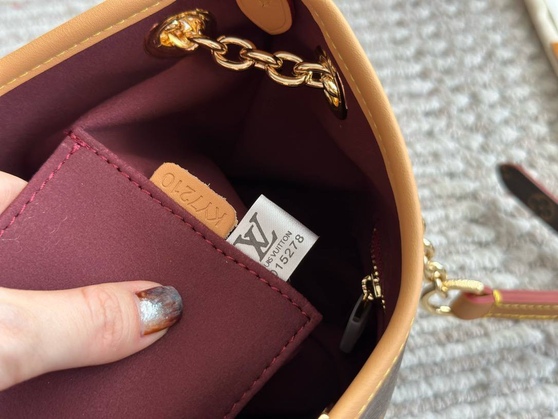 LV CarryAll BB bag กระเป๋าสะพายแครี่ออล ไซส์ใหม่ ดีไซส์ใหม่สุดไอคอนิกปรับโฉมใหม่ประจำฤดูกาลในดีไซน์สุดชิค ตกแต่งสายโซ่สีทองงดงามด้วย Monogram Flower