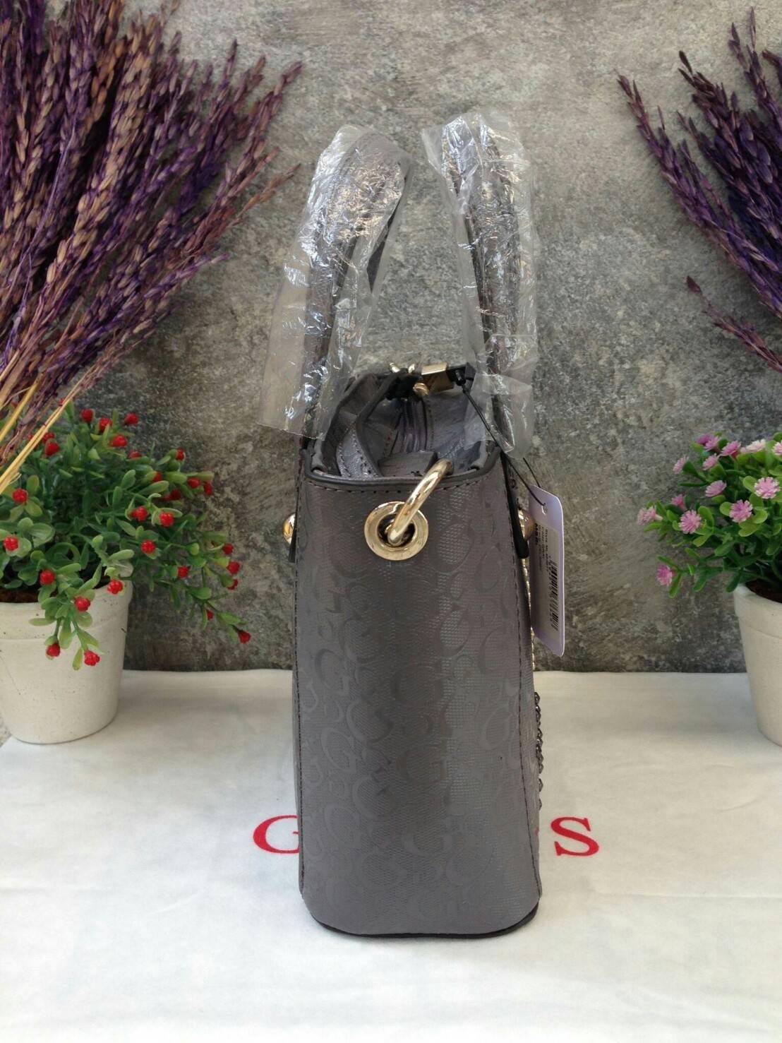 GUESS DELANEY SAFFIANO MINI CROSSBODY BAG WITH STAR กระเป๋าถือหรือสะพาย GUESS FACTORY วัสดุหนังลาย Saffiano ประดับอะไหล่เงินรูปดาวสุดชิค ขนาดกำลังดี น้ำหนักเบา ด้านหน้าประดับ logo พร้อมกับ พวงกุญแจ Signature แบรนด์ที่หูหิ้ว ถอดเเยกใช้ได้ เปิดปิด ด้วยซิป ภ