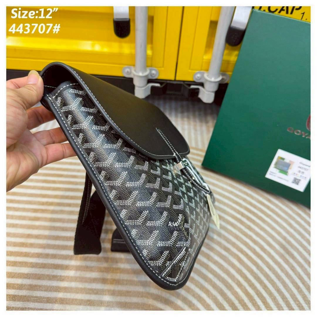 Goyard Coursier Messenger bag กระเป๋าแมสเซ็นเจอร์ดีไซน์ใหม่ กะทัดรัดใช้งานได้อย่างคล่องตัว เหมาะมากสำหรับสายสปอร์ต ที่สุดของความหรูตอบโจทย์การใช้งาน ใบจริงสวยงามตามรูปค่ะ