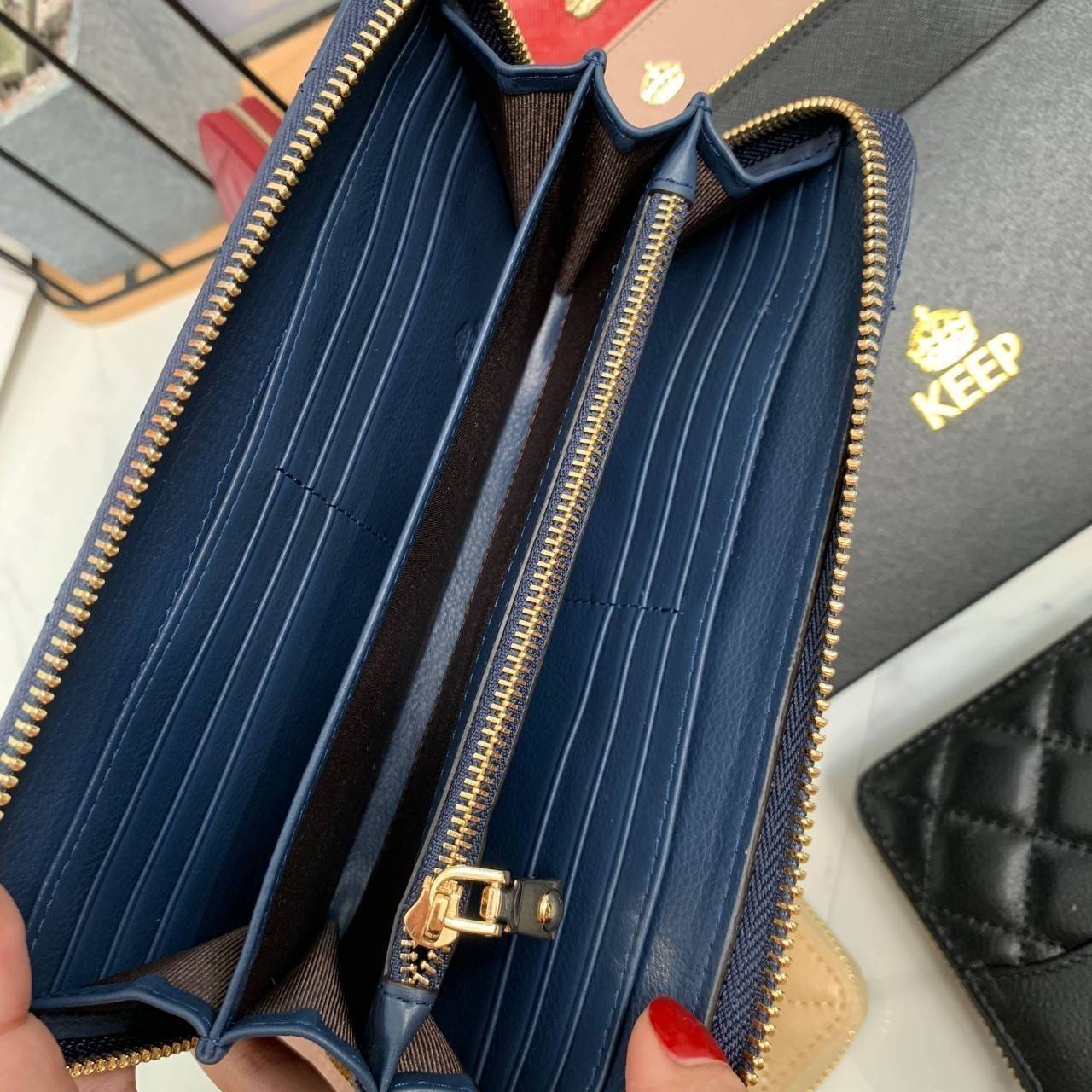 กระเป๋าสตางค์ Size ยาว ซิปรอบ สวยรับเงินมากใบนี้ คอนเฟิร์ม 💵💵 ใครกำลังหากระเป๋า size ห้ามพลาดนะคะ หนังสวยจริงๆ หนังวัวแท้ ตีตาราง นิ่ม ฟู ใช้หนังเกรดดีที่สุด สวยมาก KEEP • Super Rich ( Long )• กระเป๋า สตางค์ขนาดยาว ซิปรอบ ภายใน จุของคุ้ม ใ