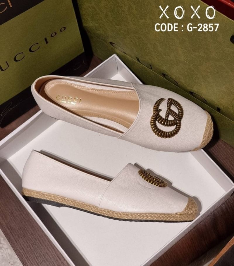 Gucci คัชชู หน้ายู ใส่สบาย น้ำหนักเบา วัสดุหนัง PU ด้านบนติดโลโก้แบรนด์ สวย หรู ดูแพงเกินราคาขาย