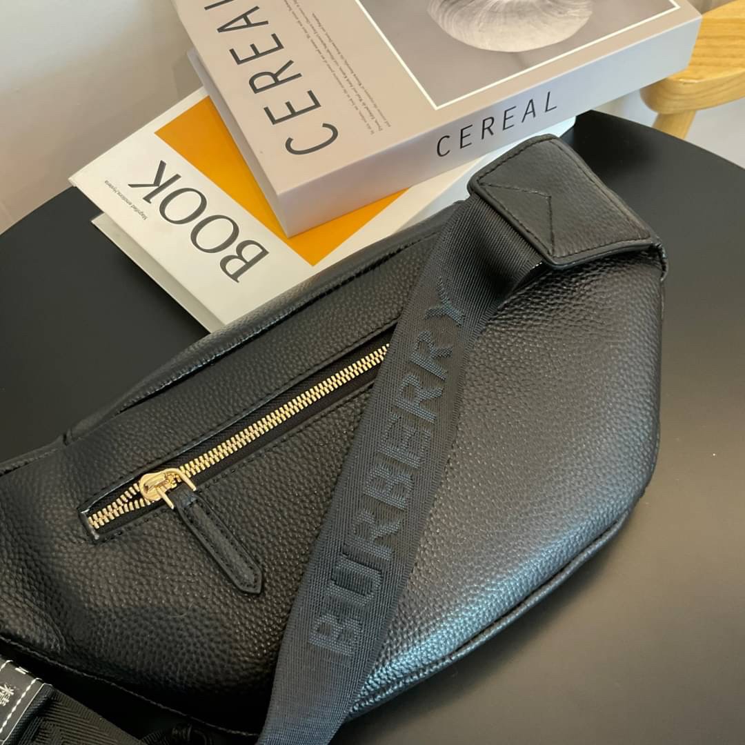 Burberry Medium Motif Leather Bum Bag / BURBERRY BELT LEATHER VIP วัสดุหนังแท้เต็มใบ คาดเอว คาดอกแบบ UNISEX ใช้ได้ทุกเพศ ปั้มลายแบรนด์สุดเท่ด้านหน้า ภายในเปิดปิดด้วยซิปยาว ใส่มือถือได้ทุกรุ่น