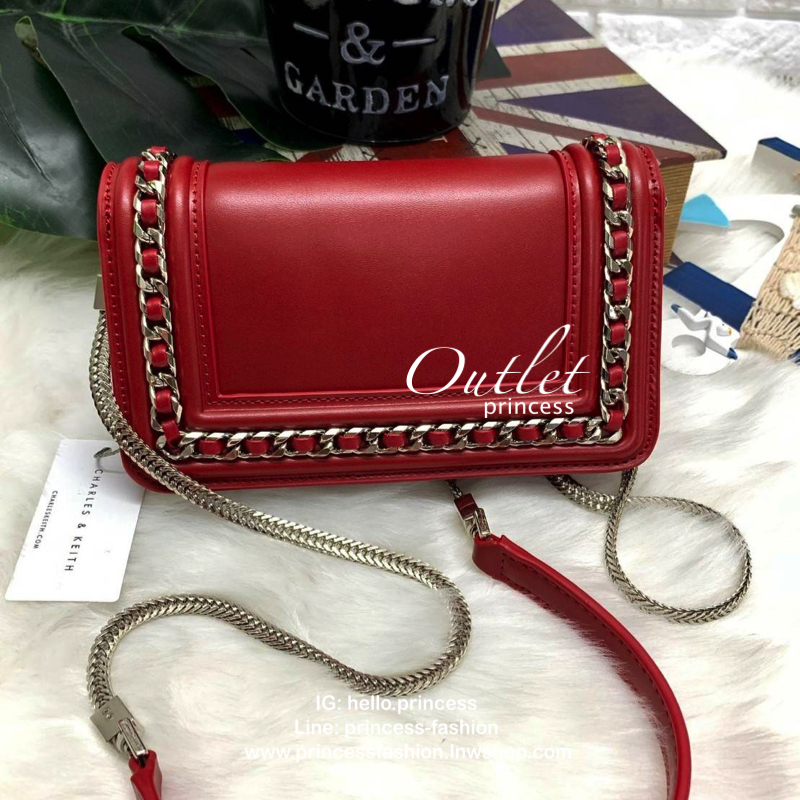 CHARLES & KEITH CHAIN DETAIL CLUTCH BAG กลับมาอีกครั้ง รุ่นขายดี สีออกใหม่ค่ะ!! กระเป๋าทรงคลัท//สะพายข้างได้ วัสดุหนังเรียบ ผิวเงา ตัวกระเป๋าแต่งอะไหล่โซ่เงินเพิ่มความเก๋เข้ามาค่ะ เปิดปิดกระเป๋าแบบกระดุมแม่เหล็ก ฝาปิดด้านบนมีช่องซิปใส่ของจุกจิกค่ะ ภายในมี