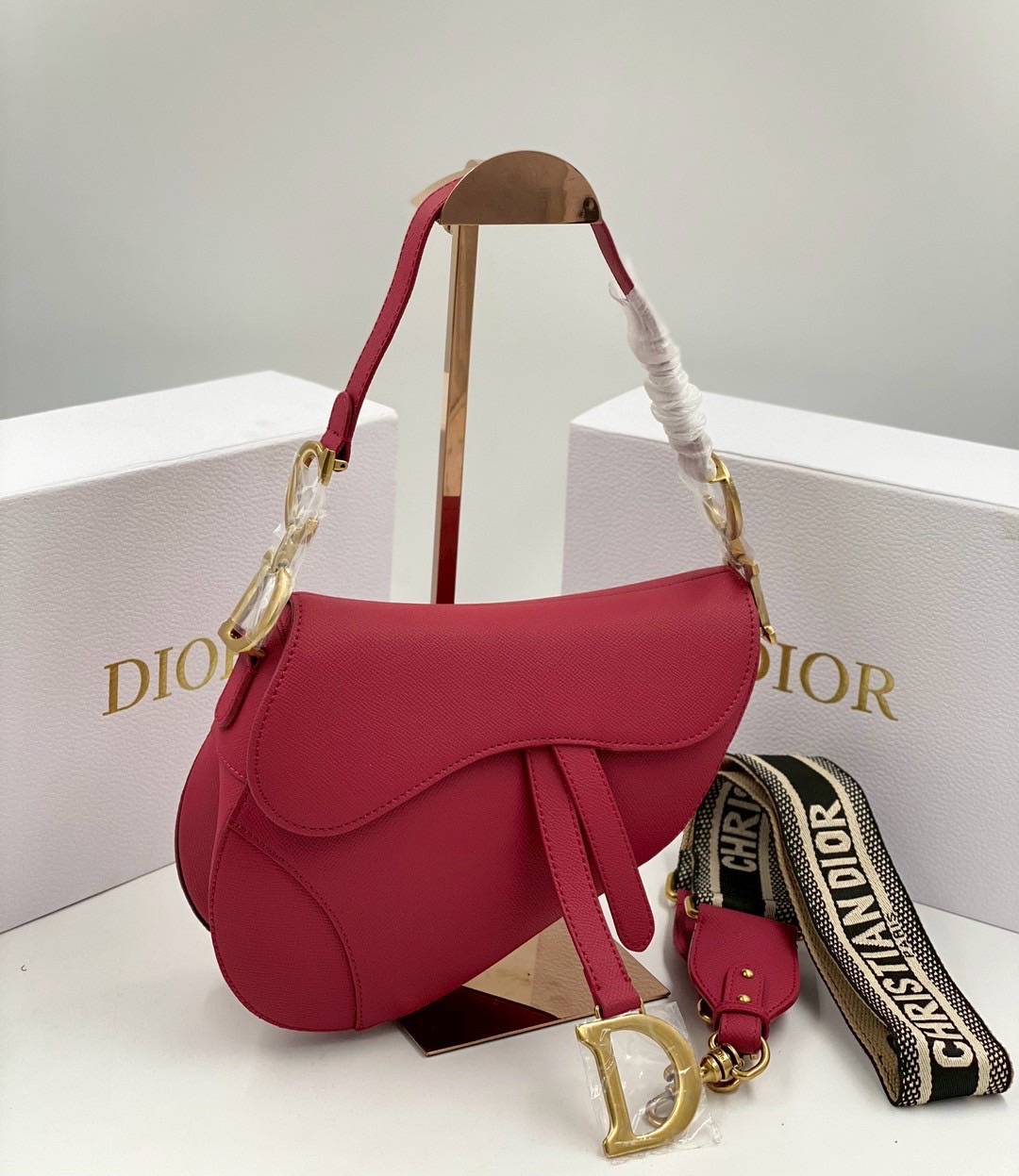 ORI หนังแท้ | DIOR Saddle Bag with Strap Grained Leather กระเป๋าถือ/สะพายทรงอานม้า รุ่นยอดนิยมที่มีเอกลักษณ์สวยงามเหนือกาลเวลา ลูกเล่นห้อยด้วยตัวอักษร D ตรงหูหิ้วมีกิมมิค CD สวยหรูดูแพง