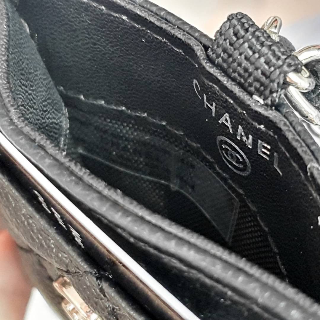 CHANEL CARD HOLDER WITH CHAIN พร้อมส่งที่ไทย สายคล้องบัตรสุดคลาสสิค จากงานพรีเมี่ยมกิ้ฟท์แบรนด์ดังอย่าง CHANEL วัสดุหนังสังเคราะห์ ลายสวยมาก ด้านหน้าประดับโลโก้ CC มีช่องใส่บัตรมากกว่า4ใบ มาพร้อมสายคล้องแบบโซ่สลับหนัง ไอเท็มสุดหรูแบบนี้ ต้องมีติดตัวไว้น้า