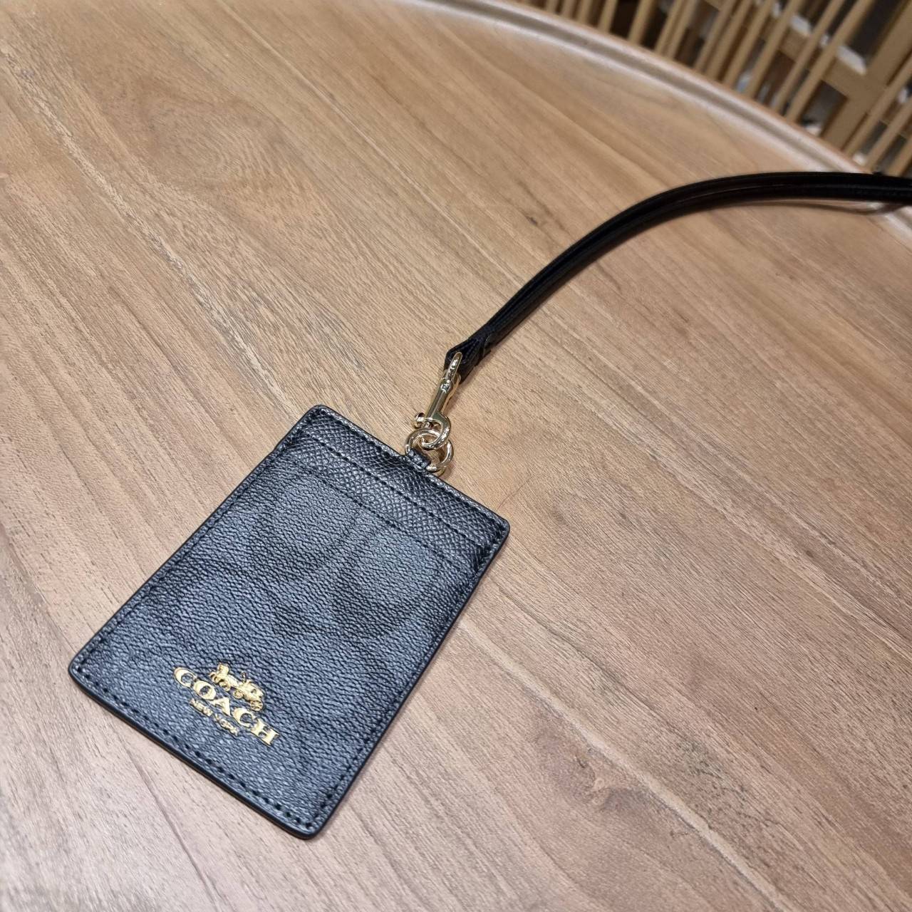 COACH ID LANYARD IN COLORBLOCK SIGNATURE CANVAS ง่ายๆแบบไม่ธรรมดา!! คลาสสิคแต่มีดีเทลโดดเด่น!! กระเป๋าถนอมบัตร พร้อมสายคล้องคอ ดีไซน์ลวดลายสวย ดูดีทุกแบบ ใช้งานง่าย พกพาสะดวก จะใส่บัตรพนักงาน บัตรเครดิต บัตรปชช. ใบขับขี่ และบัตรอื่นๆที่อยากจะใส่!! ตามใจไป