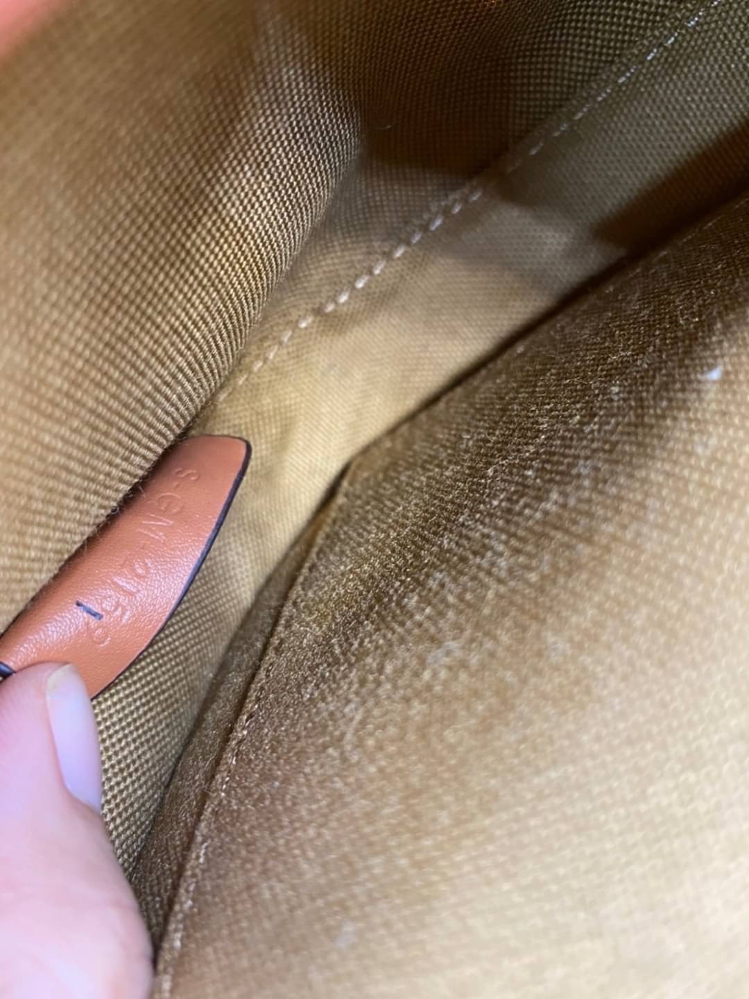 หนังแท้ CELINE MINI BESACE IN TRIOMPHE CANVAS AND CALFSKIN / CELINE CROSSBODY BAG กระเป๋าทรงครอสบอดี้ ลายโมโนแกรมวินเทจ รุ่นที่ดาราเกาหลีใช้กันเยอะมาก และเป็นอีกหนึ่งใบที่ครองใจสาวๆ ทั้งในไทยและเทศ วัสดุหนังแท้ทั้งใบ ขนาดกำลังดี น้ำหนักเบา รูปทรงน่ารักมาก