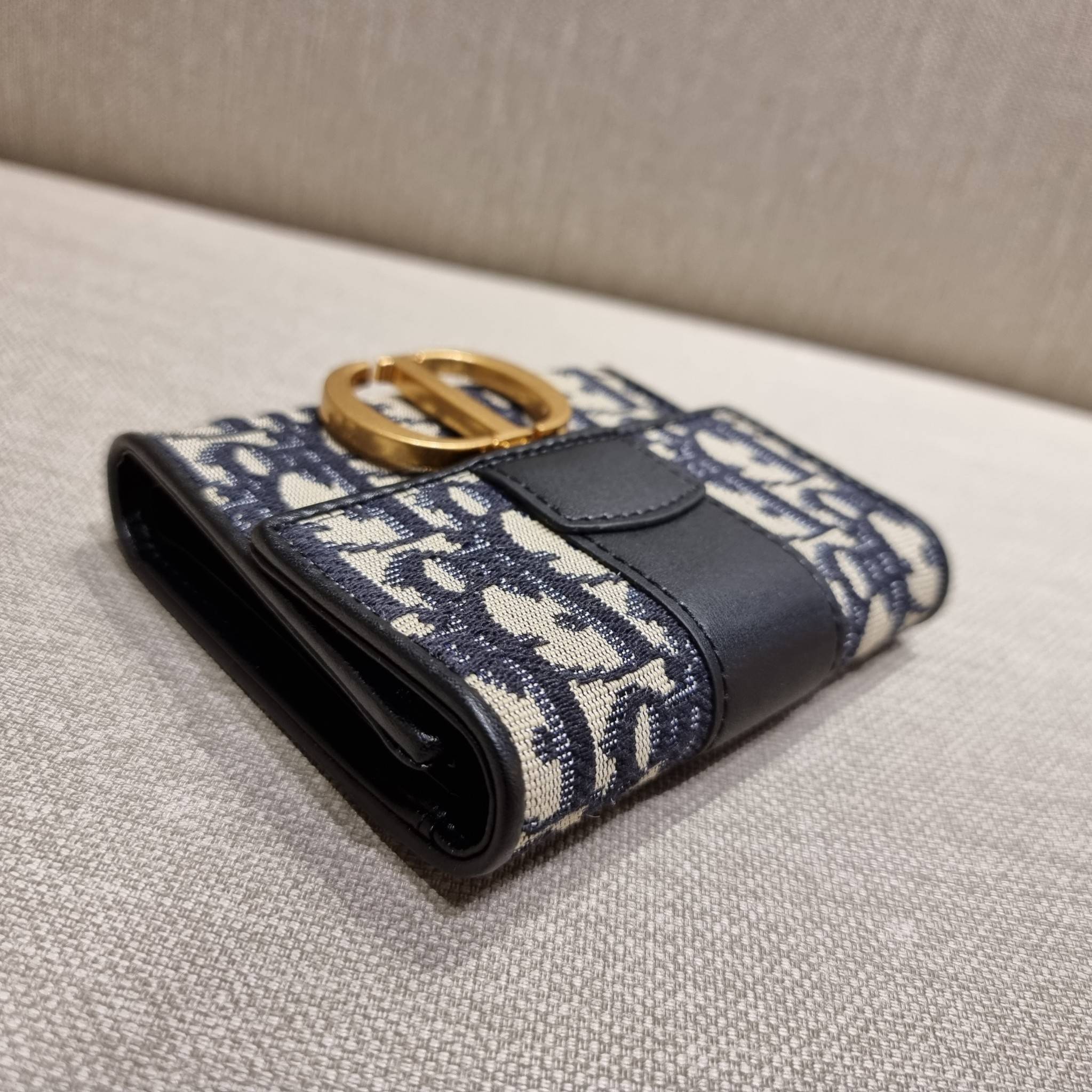 VIP 】CD TRIFOLD WALLET WITH GWP ที่สุดของความคลาสสิค กระเป๋าสตางค์ใบสั้นแบบพับ พรีเมี่ยมกิ๊ฟจากเคาน์เตอร์ วัสดุผ้าแคนวาสปักลาย สลับหนังแท้ภายใน โลโก้สีทองเหลือง สวยวินเทจ โดดเด่นเป็นเอกลักษณ์ ภายในมีช่องใส่บัตร ใส่ธนบัตร ใส่เหรียญได้ คัดมาให้แบบปังๆ ต้องจ