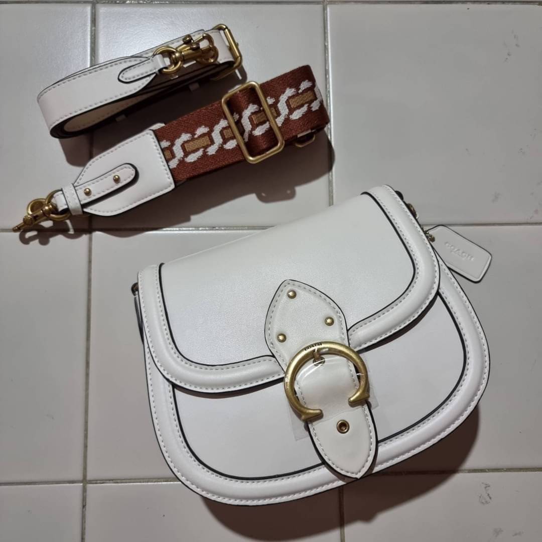 COACH C0749 BEAT SADDLE BAG The best item! ที่สาวๆรอคอย! ฮอตไฟลุก! สีหายาก ละมุนคุณหนู คอลเลคชั่นใหม่ ดีไซน์หรูหรา พิเศษมากๆมาพร้อมสายสะพาย 2 เส้น ใช้คู่กันหรือแยกสะพายก็สวยครบสูตร กระเป๋าสะพายทรง saddle คลาสสิค วัสดุหนัง glove-tanned ทนทาน เปิด-ปิดด้วยกร