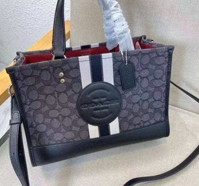 พร้อมส่ง 4ลาย 🌈ไม่มีในช๊อปไทยจร้าา😘 COACH DEMPSEY CARRYALL IN SIGNATURE JACQUARD WITH STRIPE AND COACH PATCH (C2826,C1527,C4113) พร้อมส่งความสวย! คุณภาพจัดเต็มค่ะ กระเป๋าทรงTote วัสดุ Jackquard+หนังแท้ ได้ลงตัวสวยงาม ด้านหน้ามีโลโก้แบรนด์ว