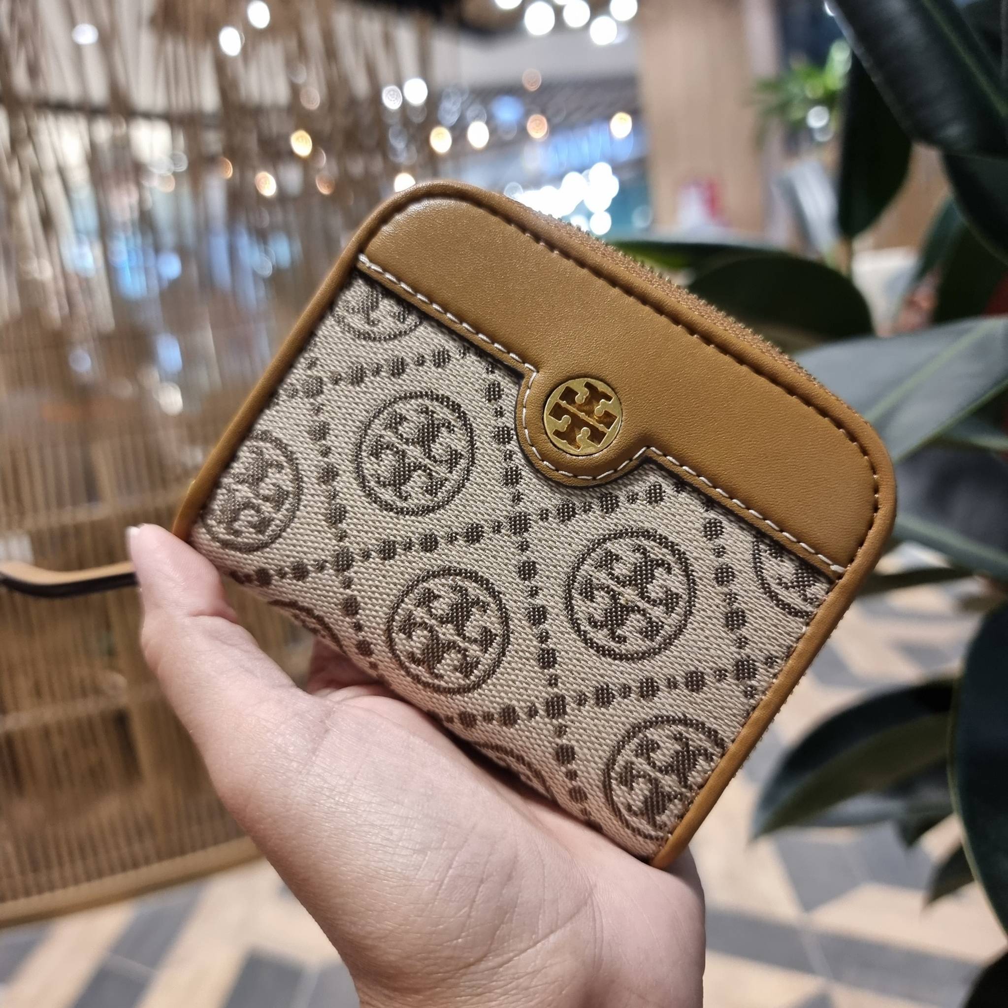 TORY BURCH T MONOGRAM ZIP COIN CASE จัดไปเลยจ้า กับกระเป๋าสตางค์รับทรัพย์ ใบสั้น สวยหรู ขนาดเหมาะมือ ถือแล้วขับผิว วัสดุผ้า jacquard ตัดสลับหนังแท้ รูดเปิด-ปิดด้วยซิป ภายในมีช่องใส่บัตร ใบนี้ใส่เหรียญ ใส่ธนบัตรได้ (พับ) พกพาได้สะดวก ไม่กินพื้นที่กระเป๋าใบ