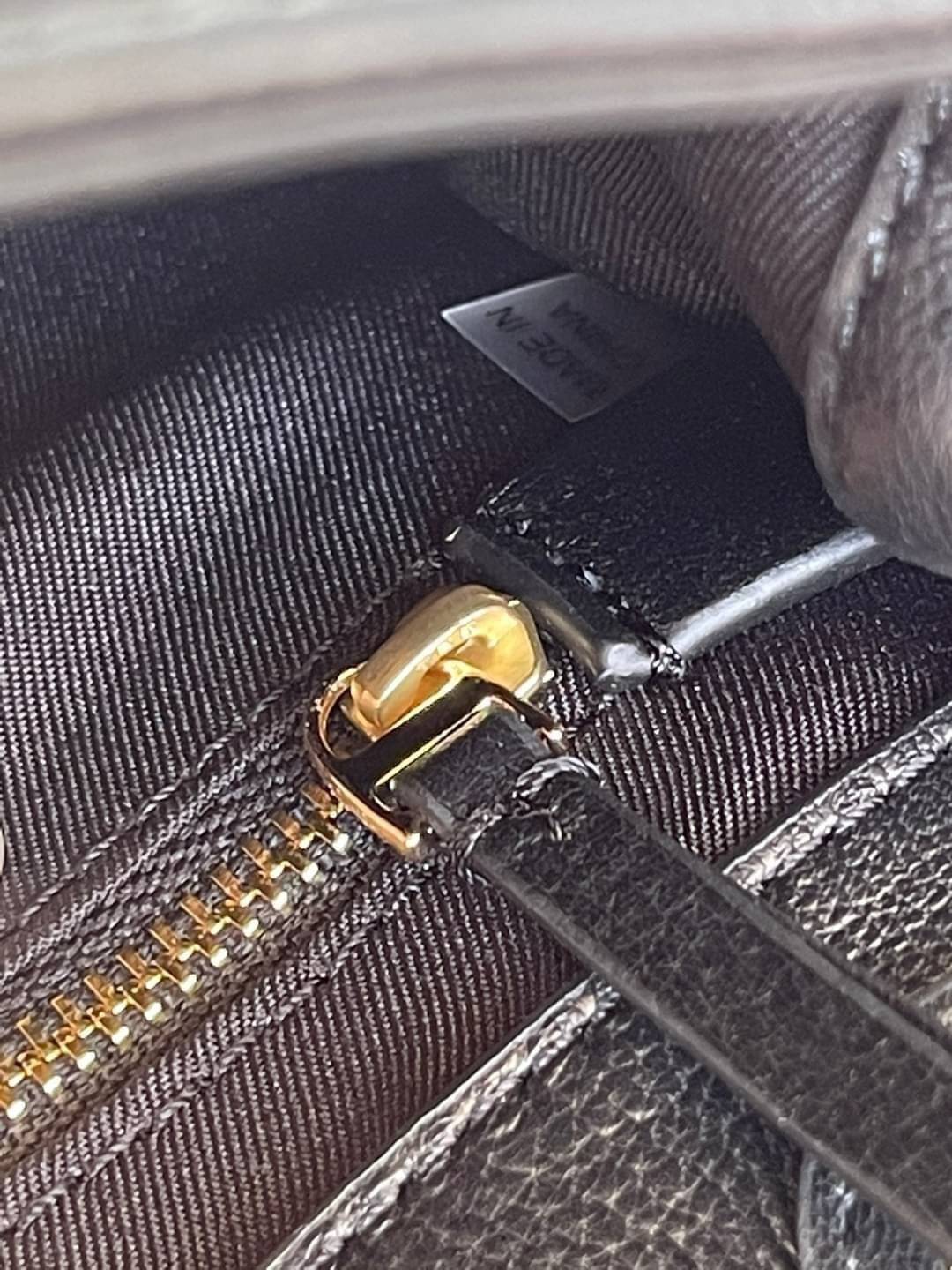 Tory Burch Savannah Convertible Shoulder Bag สาว ๆ ลุคสาวๆไม่ควรพลาด Collection นี้เลยนะคะ เป็นรุ่นที่ตอบโจทย์และครองใจสาว ๆ ได้อย่างแท้จริง เนื่องจากมีดีไซน์เรียบหรู โดยทางแบรนด์ได้ใช้เทคนิคการเย็บบนหนังเป็นลายเส้น (Chevron) ทำให้กระเป๋าดูมีราคามากยิ่งขึ