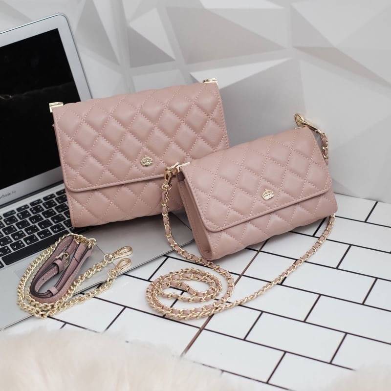 📣รุ่นขายดีที่สุด ** รอบใหม่ **หนังวัวแท้ สวย นิ่มมากๆค่า และ ปักลายตารางออกมาสวยมาก ** KEEP รุ่น Florence Flat bag ตัวกระเป๋าหนังแท้ นิ่ม-ตึง สุดๆ รุ่นนี้ จะมี 2 ขนาด คือ mini และ classic ไซด์