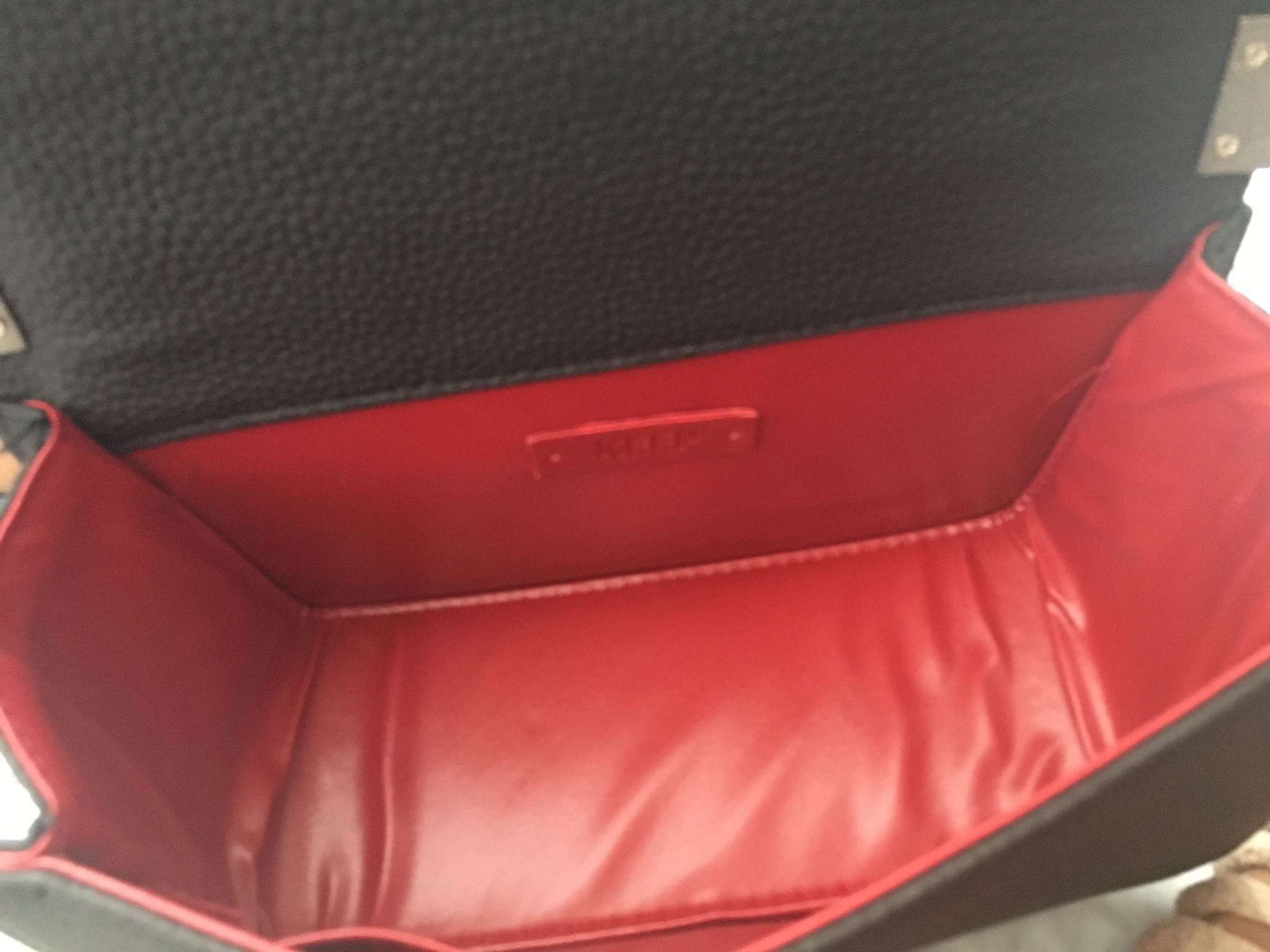 สินค้าเข้าใหม่ งานขายดี 🛍ทางร้าน ได้กระเป๋า จากแบรนด์ KEEP chain handbag สวย หรู มากๆ เลยน๊า กระเป๋าอยู่ทรง หนังแกะนิ่มมากคะ สายโซ่ มีที่รองไหล่ สะพายสบายคะ สายปรับ สั้น ยาวได้คะ ใบจริงสวยมาก เข้ากับชุดได้ง่ายมากๆ ถือหรือสะพายได้2แบบเลยค่า