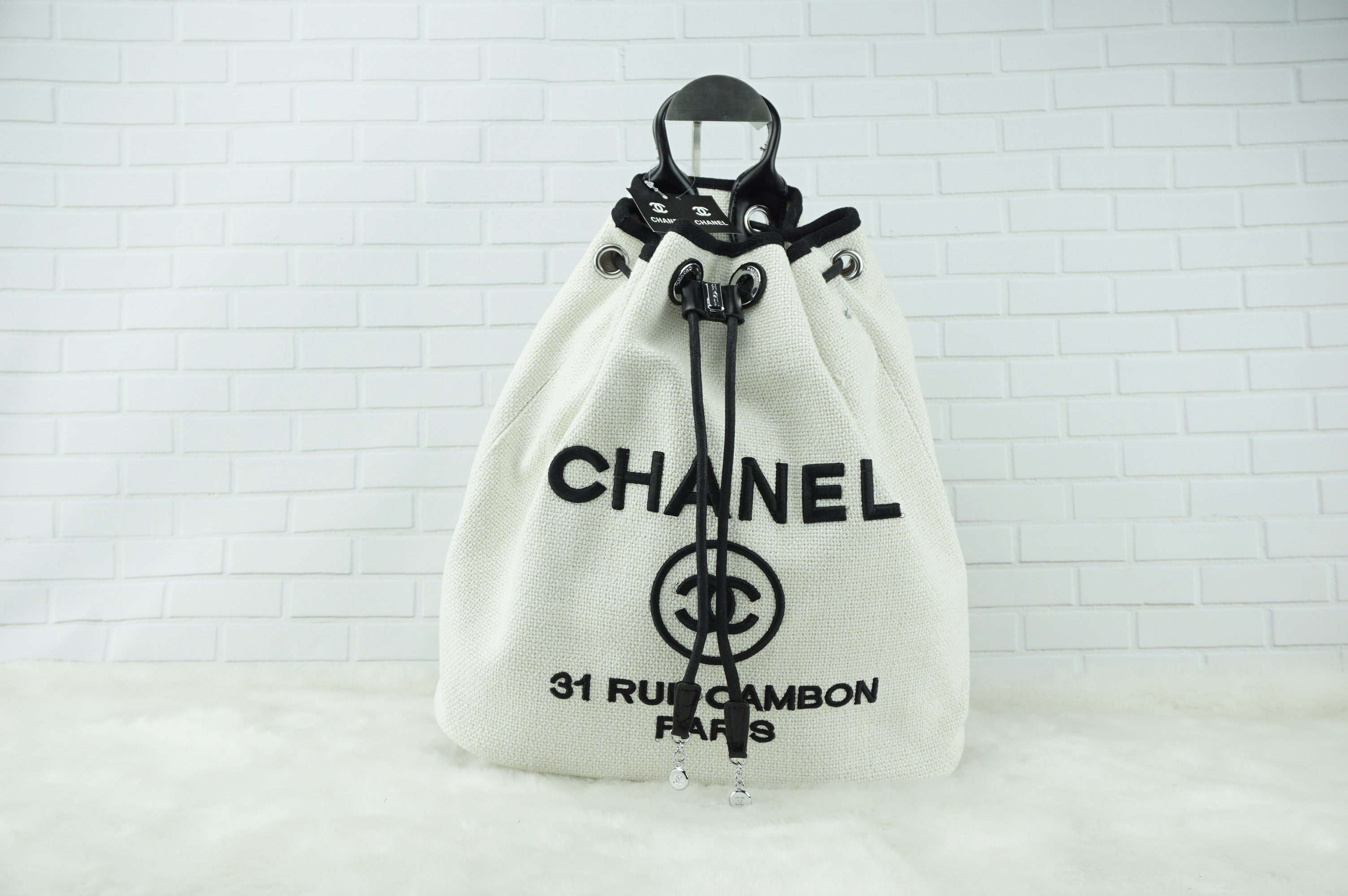 premium gift Chanel ทรงขนมจีบปักโลโก้นูน โลโก้ปัก ผ้า canvas เนื้อหนาอย่างดี มีซับใน ด้านหน้าปักโลโก้แบรนด์หรู จุดเด่นที่เป็นเป้สะพายด้านหลัง หรือสะพายด้านข้างก็ได้