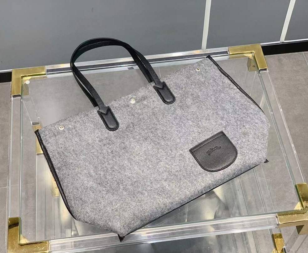 LONGCHAMP ROSEAU ESSENTIAL Shopping bag กระเป๋า Tote วัสดุผ้าขนสัตว์ ซับในผ้าฝ้ายที่จับด้านบนหนังวัว กระเป๋าสะพายใบนี้มีขนาดพอเหมาะ ดีไซน์หรูหรานี้สามารถสะพายไหล่หรือถือในมือก็ได้ นุ่มและน้ำหนักเบา