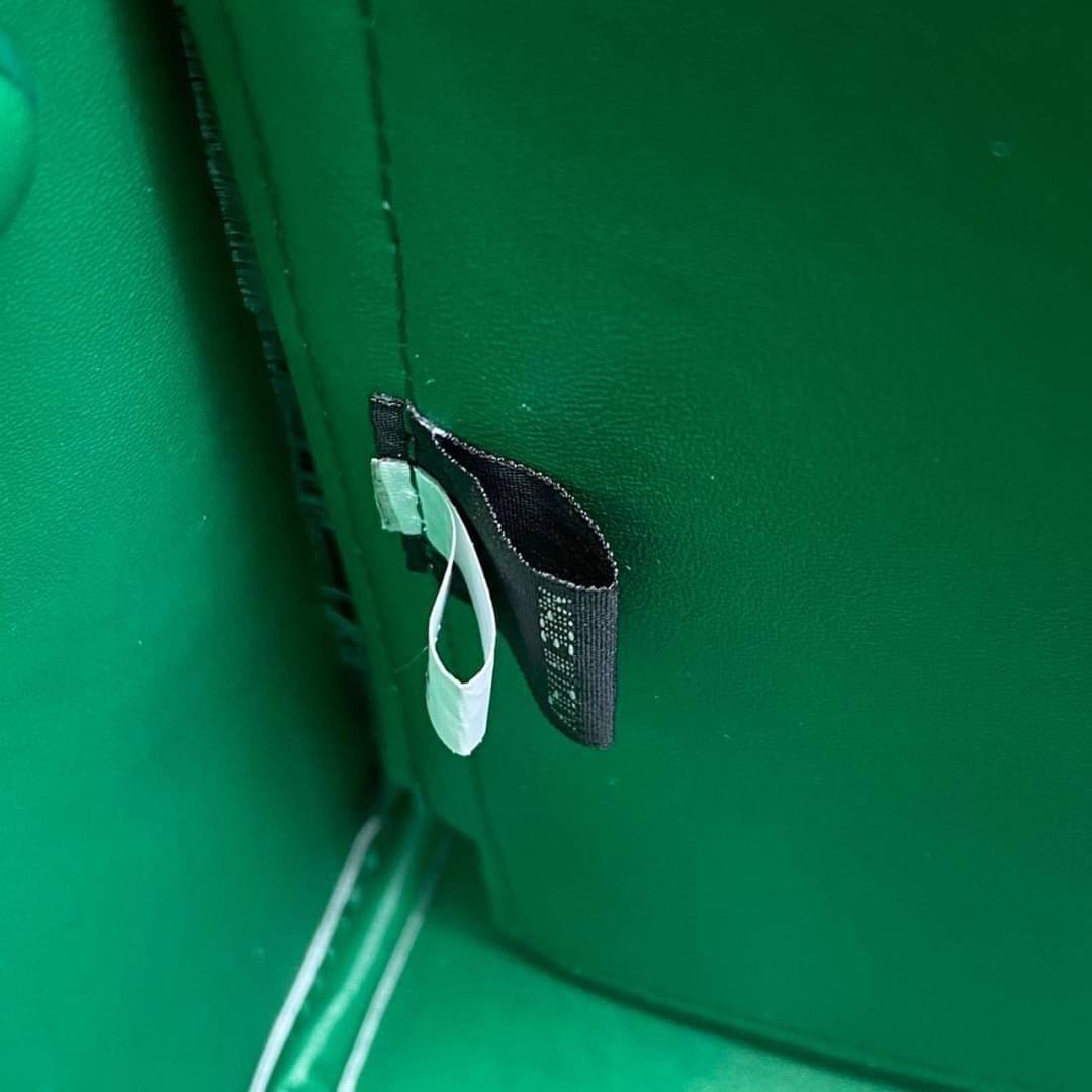 25cm Prada Small Saffiano Leather Double Bag / Prada Double Bag กระเป๋าสะพายพราด้า อีกหนึ่งรุ่นฮิต ให้พื้นที่จุของกว้างขวาง เป็น Tote Bag ใช้งานง่าย ได้ทุกที่ ทุกโอกาส ด้วยขนาดของกระเป๋าที่สามารถจุของได้หลากหลาย เป็นอีกรุ่นที่เหมาะสมสำหรับการเป็น Everyday