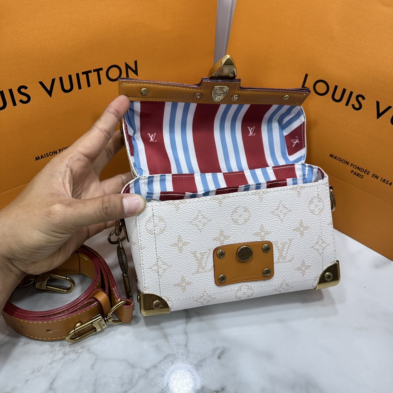 ORI หนังแท้ | LV Soul Trunk Monogram Dust coated canvas Bag กระเป๋าสะพายทรงกล่องโทนสีขาวคลาสสิก รุ่นใหม่สุดไอคอนิก ลายโมโนแกรมสวยงาม สะพายข้างชิคๆ พร้อมตอบรับได้ทุกลุค ทุกสไตล์