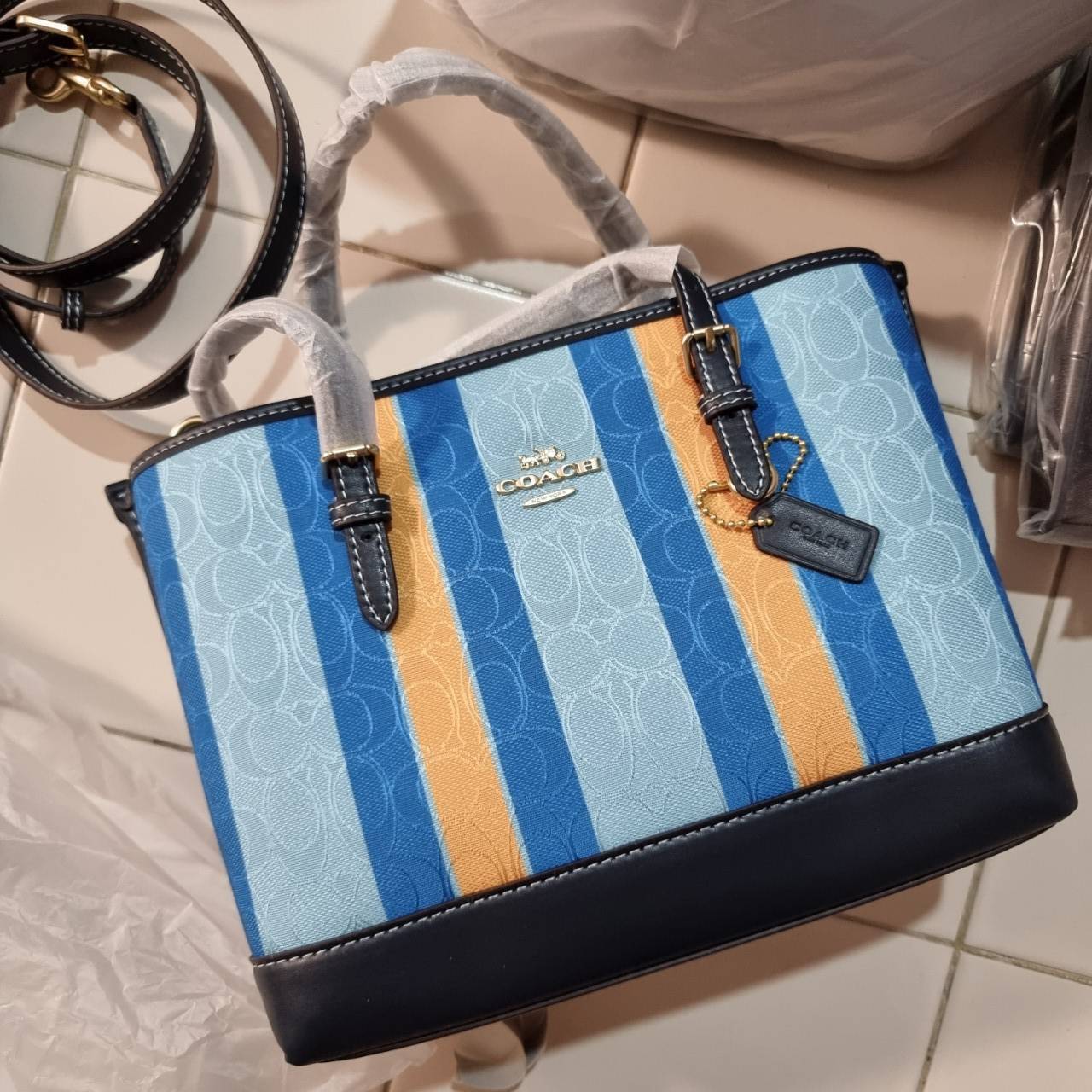 COACH C4086 MOLLIE TOTE 25 IN SIGNATURE JACQUARD WITH STRIPES แจกความสดใสด้วยลุคคัลเลอร์ฟูล กระเป๋าทรงโท้ท มินิไซส์ ตกแต่งลายเอกลักษณ์ถักทออยู่บนผ้า jacquard ตัดกับลายเส้นสีสันสวยงาม ลงตัวไม่ซ้ำใคร ภายในเป็นช่องโล่ง มีช่องซิปกลางใส่ของได้ ขนาดกำลังดีแบบใส