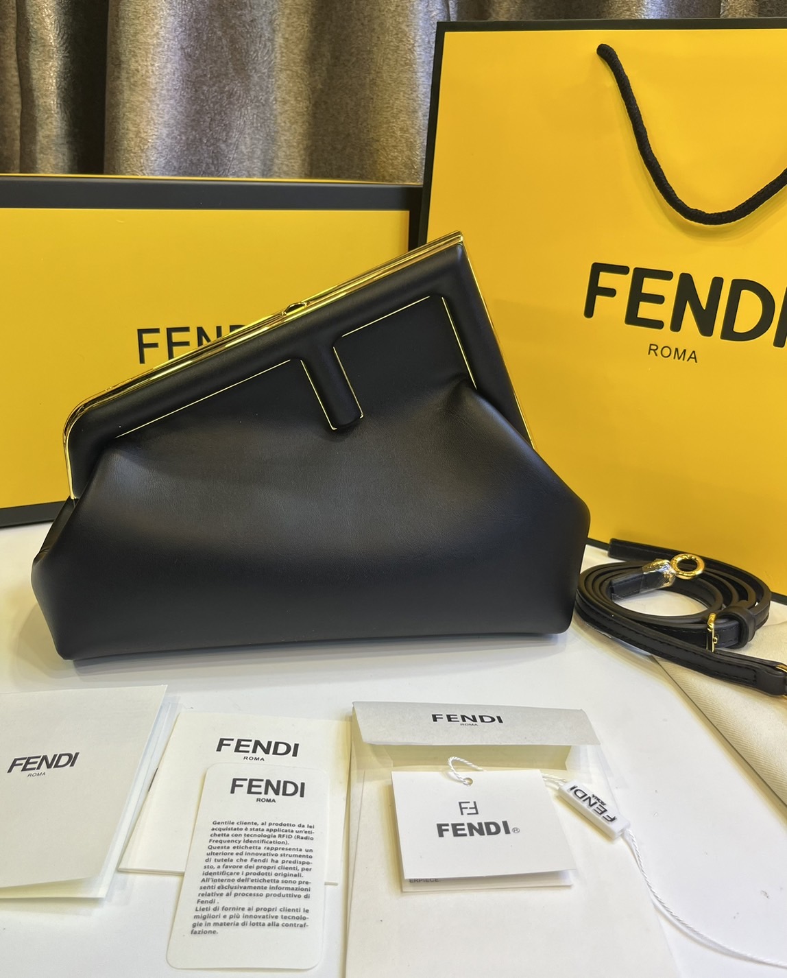 พร้อมส่ง 6 สี FENDI First Midi bag กระเป๋าทรงคลัชมาพร้อมสายสะพาย รูปลักษณ์สวยงามทันสมัย 🧡 เกรดออริจินอล 1:1 สลับแท้ ใช้งานต่างประเทศได้
