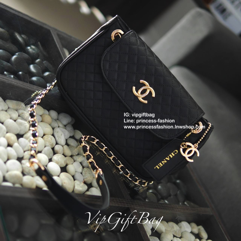 มาตามคำเรียกร้อง กับ CHANEL CROSSBODY BAGงานสวยหรูจาก CHANEL VIP GIFT (NOT FOR SALE) ตังกระเป๋าลายคาเวียร์เต็มใบสุดหรู เปิดปิดด้วยกระดุมแม่เหล็ก ด้านในมีช่องใส่ของช่องใหญ่ ช่องซิปและช่องเล็กใส่บัตร มาพร้อมสายสะพายแบบโซ่ทองสลับหนัง ตัวสะพายไหล่เป็นที่รองแบ