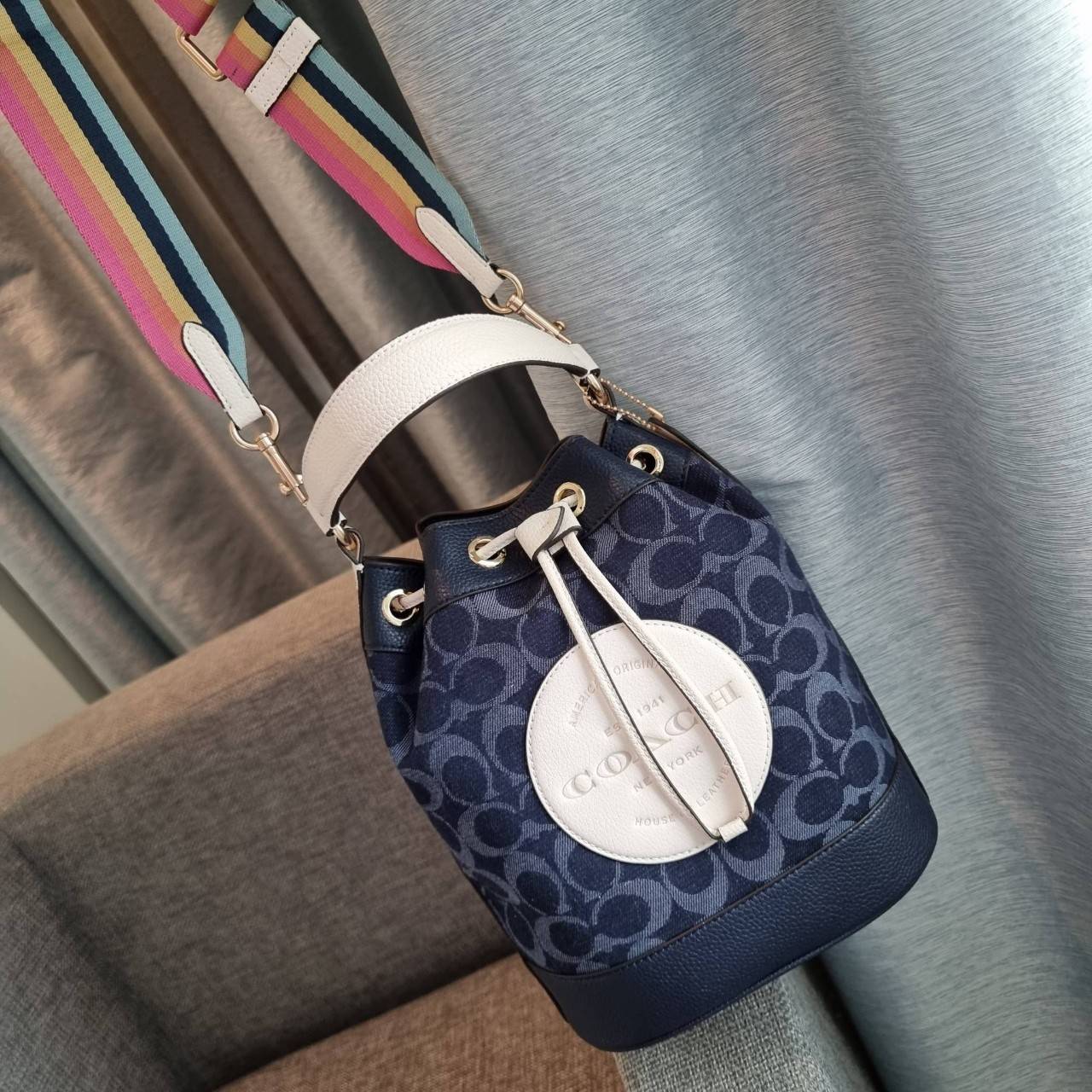 OUTLET 】COACH DEMPSEY DRAWSTRING BUCKET BAG IN SIGNATURE JACQUARD WITH STRIPE AND COACH PATCH C4101 C4102 พี่สาวใบใหญ่สุดสวยมาแล้วจ้า!! กระเป๋าทรงถังไซส์ใหญ่ ที่สาวๆรอคอย ใช้งานง่ายด้วยการรูดหนังปิดรอบปากกระเป๋า ทุกอย่างลงตัวที่สุด!! โดดเด่นด้วยลวดลายสีสั