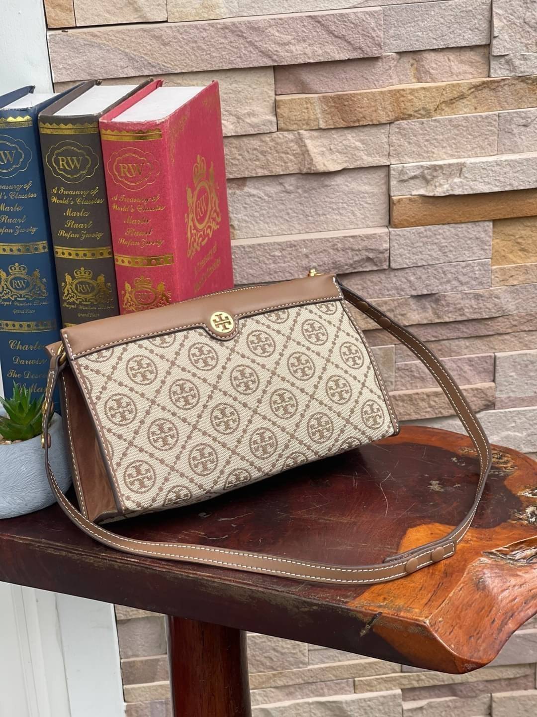 Tory burch t monogram jacquard mini pouchette ปังไม่หยุดกับลวดลาย T Monogram ที่มารังสรรค์ลงบนไอเท็มต่างๆ ในคอลเล็กชั่นต่างๆ สำหรับในรุ่นนี้มาในทรง mini pouchette ที่ได้ดีไซน์น่ารักๆแบบลุคช์ไฮโซ ที่สามารถปรับสายสั้นยาวได้ด้วยกระดุมสแน็ป ต่างออกไปกับคอลเลค
