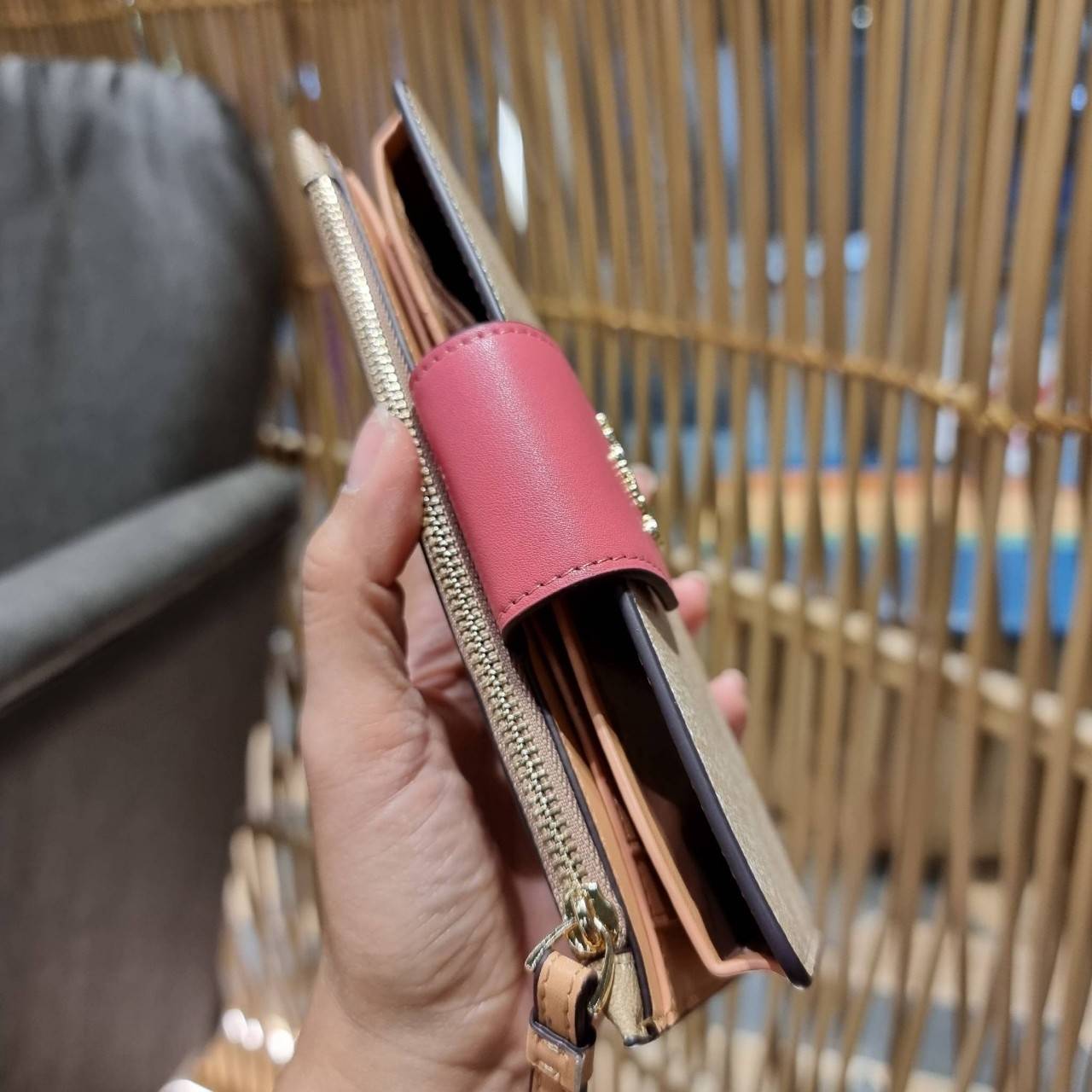 พร้อมส่ง 7 สี COACH C2874 TECH WALLET IN COLORBLOCK SIGNATURE CANVAS จัดให้สีใหม่ก่อนใคร!! ดีไซน์ใหม่ คอลเลคชั่นสวยหรู กระเป๋าสตางค์พร้อมสายคล้องมือ ง่ายต่อชีวิตมากจ้า!! มันดีอะไรเบอร์นี้ ใส่ได้ทั้งบัตร และโทรศัพท์ก็ใส่ได้ทุกรุ่น แถมยังมีช่องซิปแยกไปอีก ช