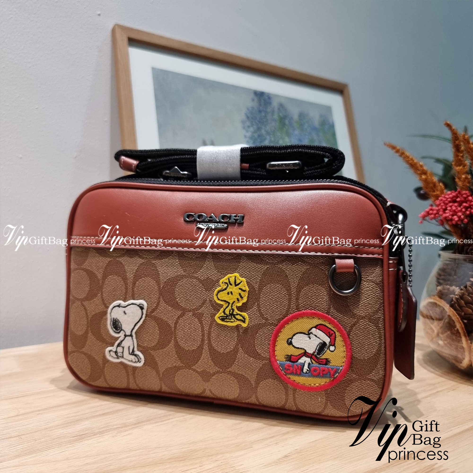 Coach X Peanuts Graham Crossbody In Signature Canvas With Patches CE746 กระเป๋าครอสบอดี้ทรงยอดฮิต กับคอลเลคชั่นใหม่ เฉลิมฉลองเทศกาลคริสต์มาส รุ่นนี้สามารถใช้ยูนิเซ็กส์ สาวๆหนุ่มๆได้หมด น่ารักน่าใช้เกิน!! รูปทรงดีไซน์คลาสสิค สีสันโดดเด่นสดใส ใช้งานสะดวก วั